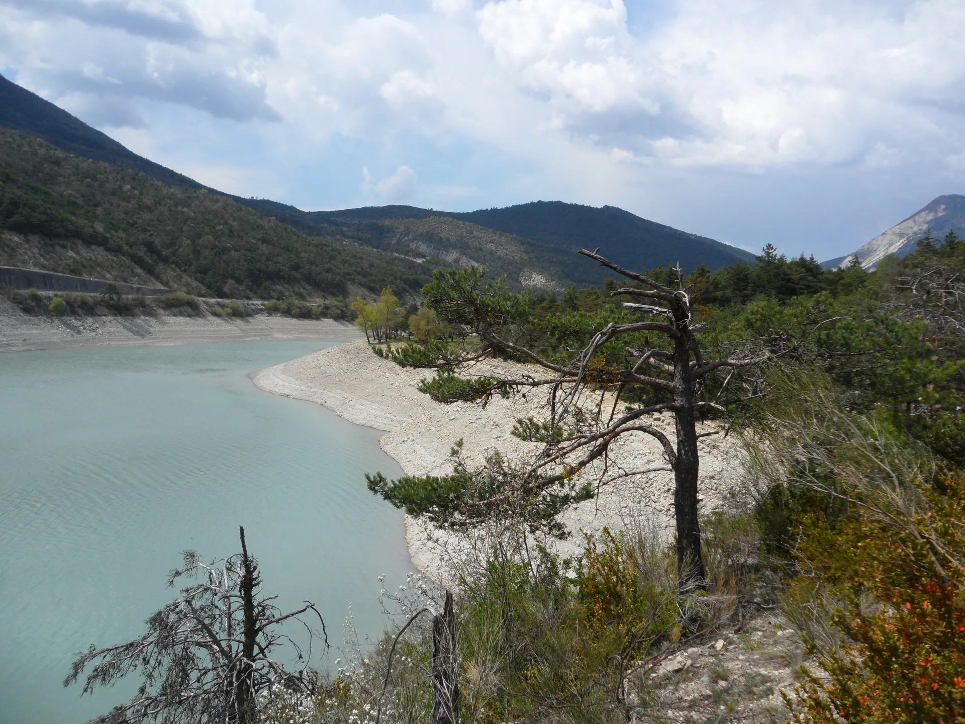 Baie du Tournon à Saint-Julien-du-Verdon — À 3,6 km du lac