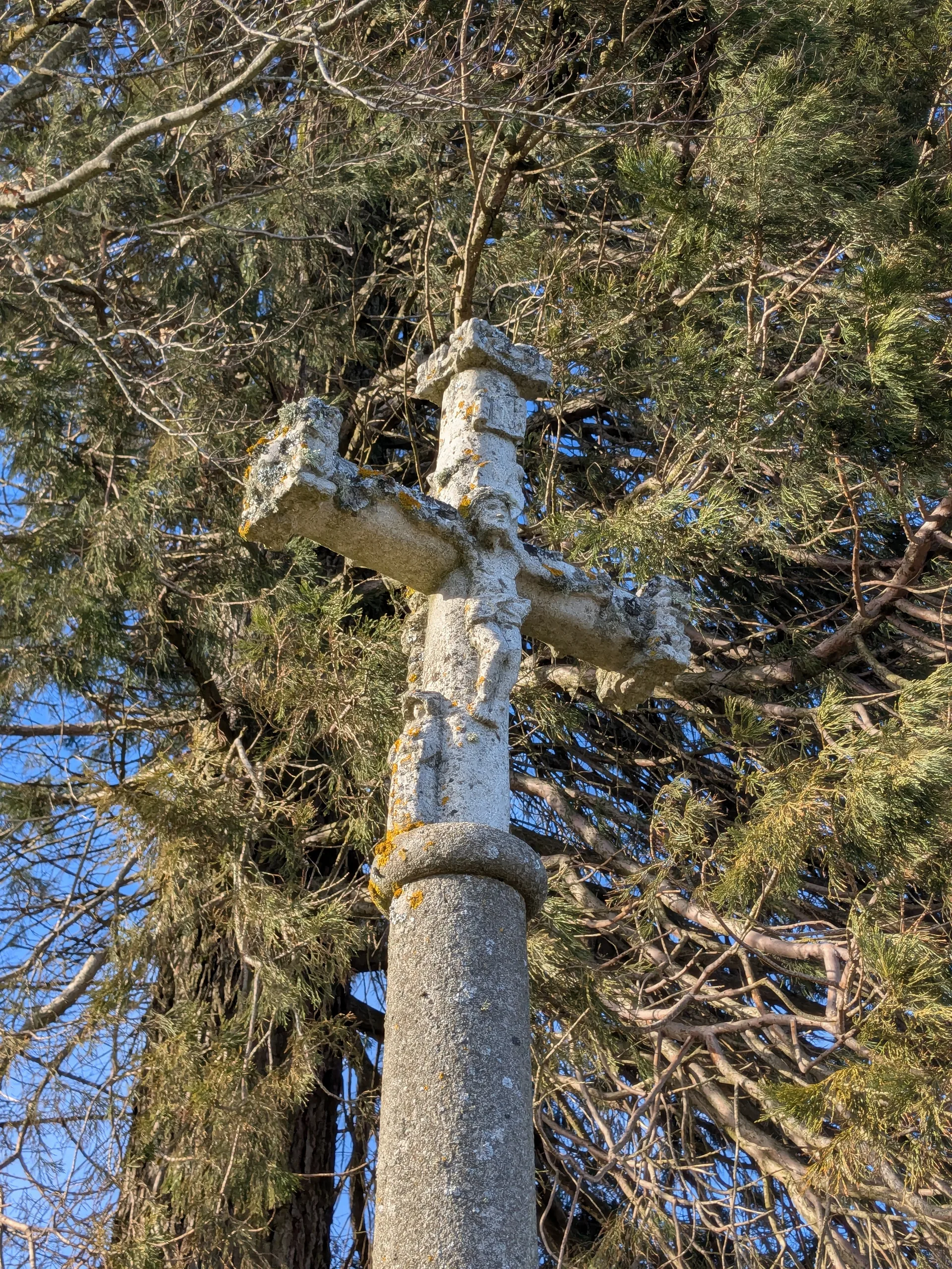 Barrage de Berthier à Saint-Marcel-l'Éclairé — À 1,1 km du lac