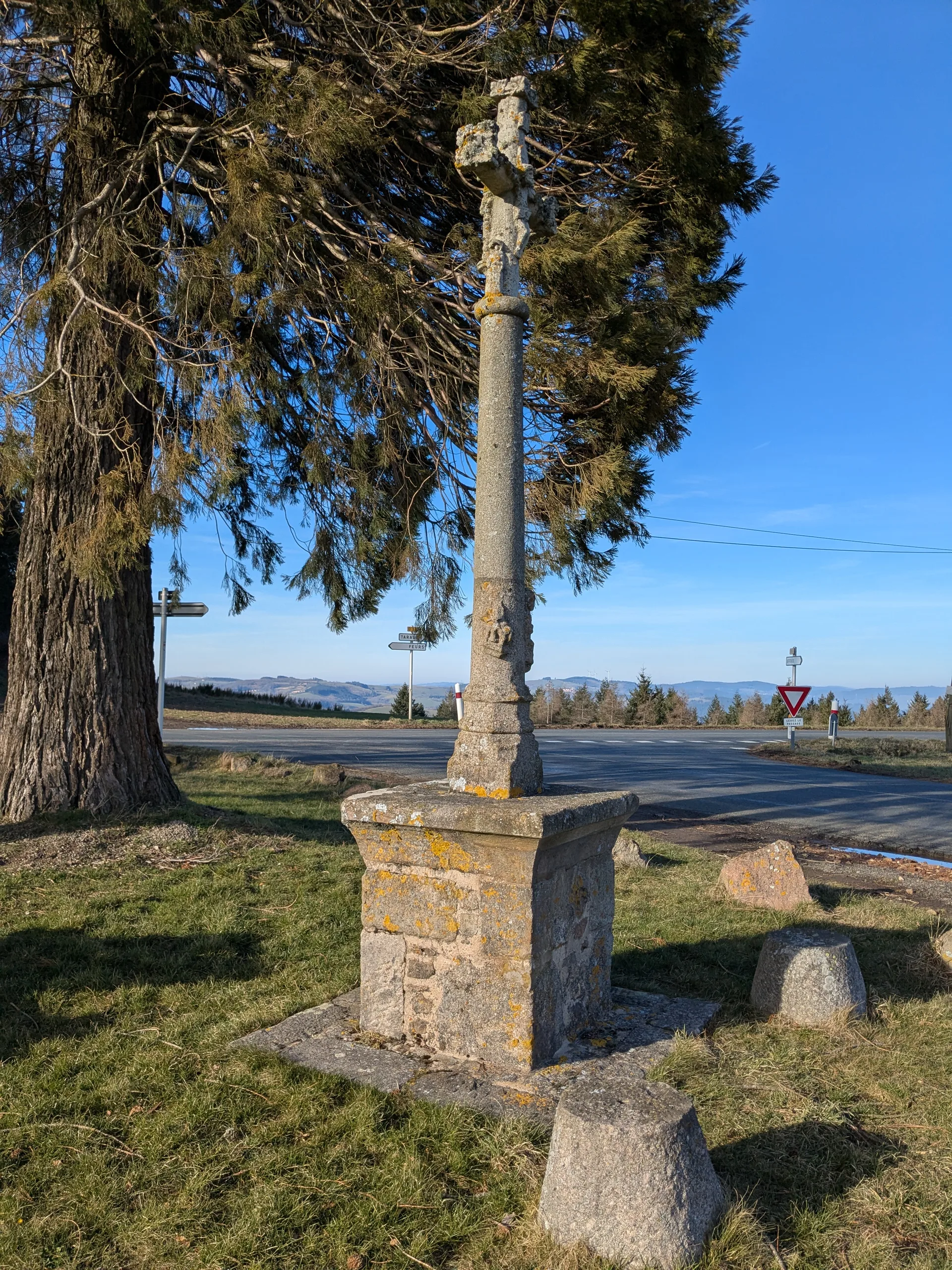 Barrage de Berthier à Saint-Marcel-l'Éclairé — À 1,1 km du lac