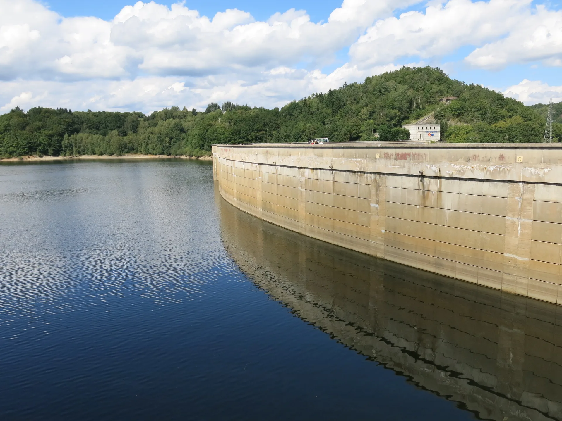 Barrage de Bort les Orgues à Bort-les-Orgues — Sur le lac