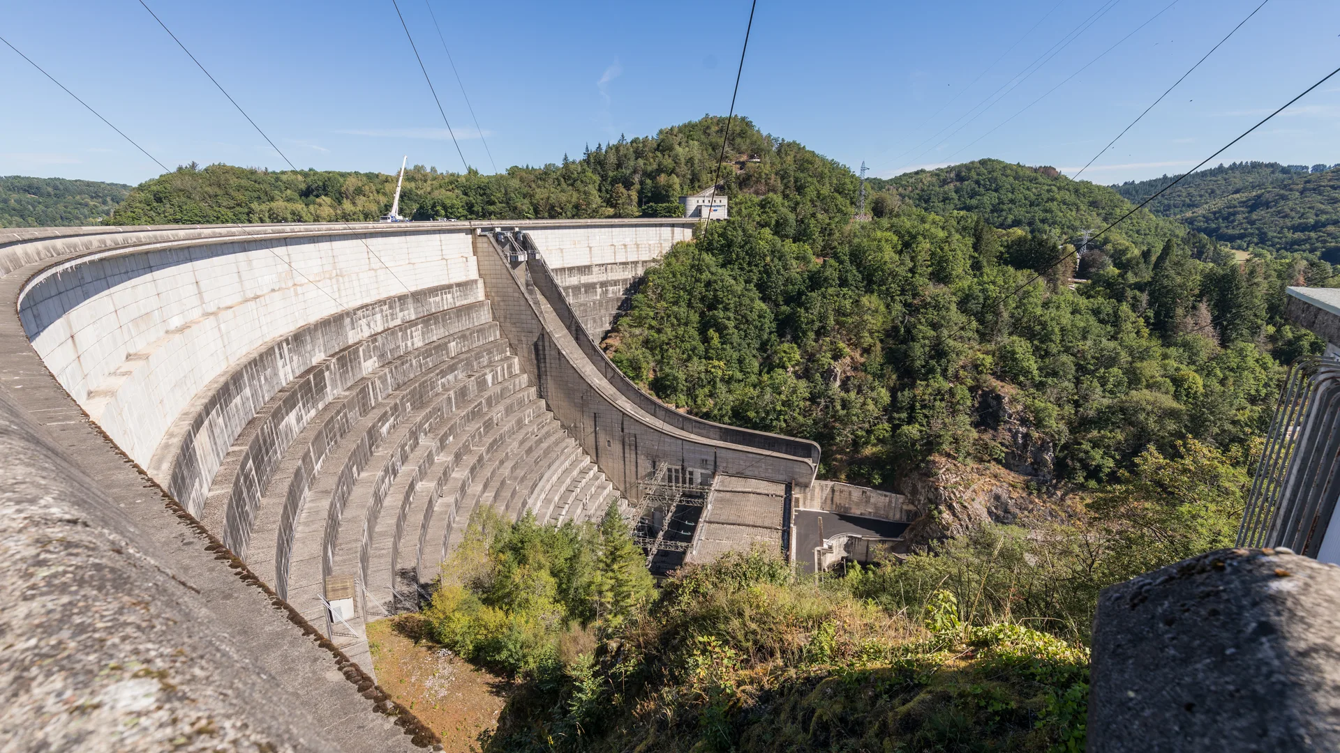 Barrage de Bort les Orgues à Bort-les-Orgues — Sur le lac