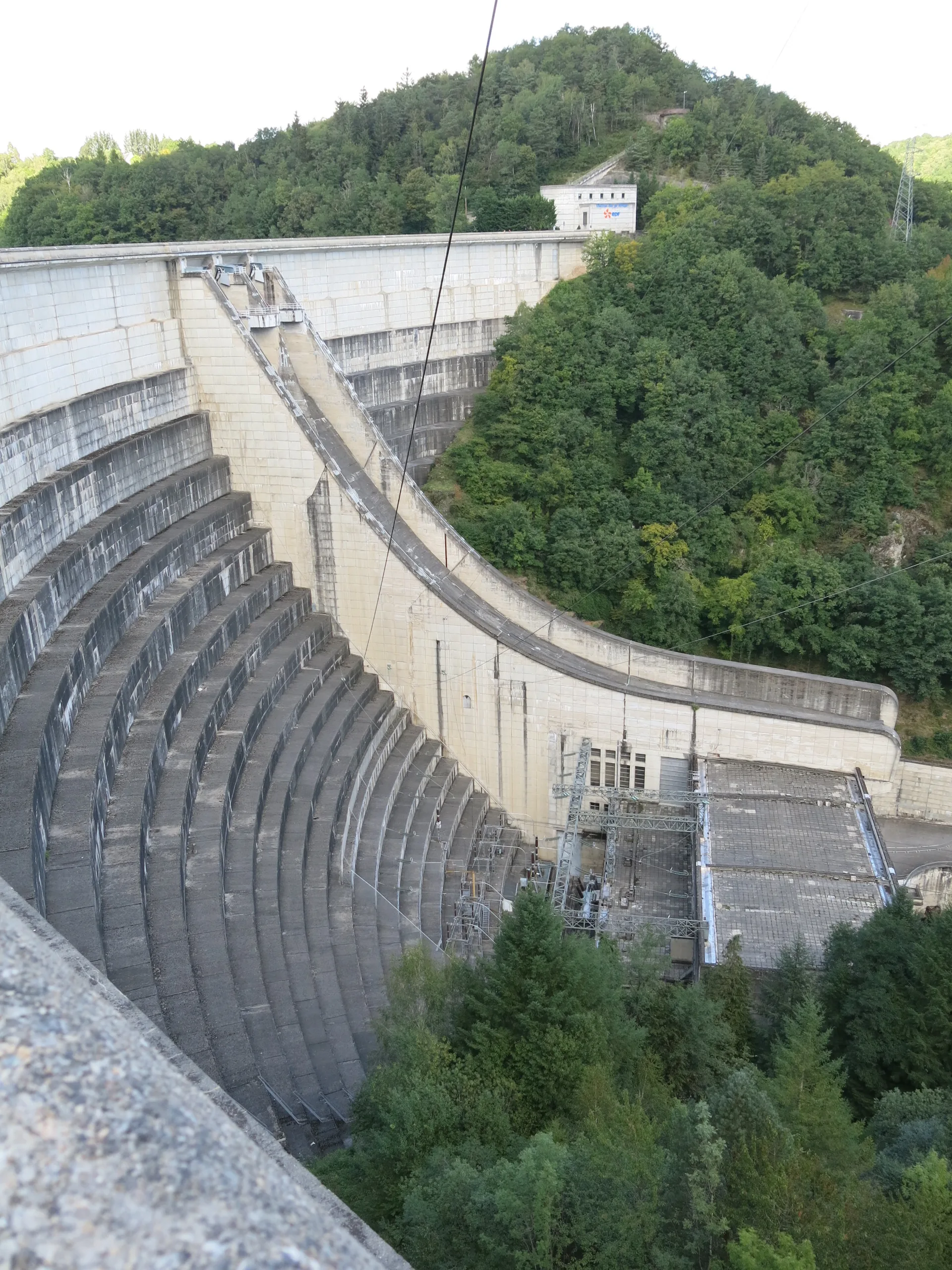 Barrage de Bort les Orgues à Bort-les-Orgues — Sur le lac