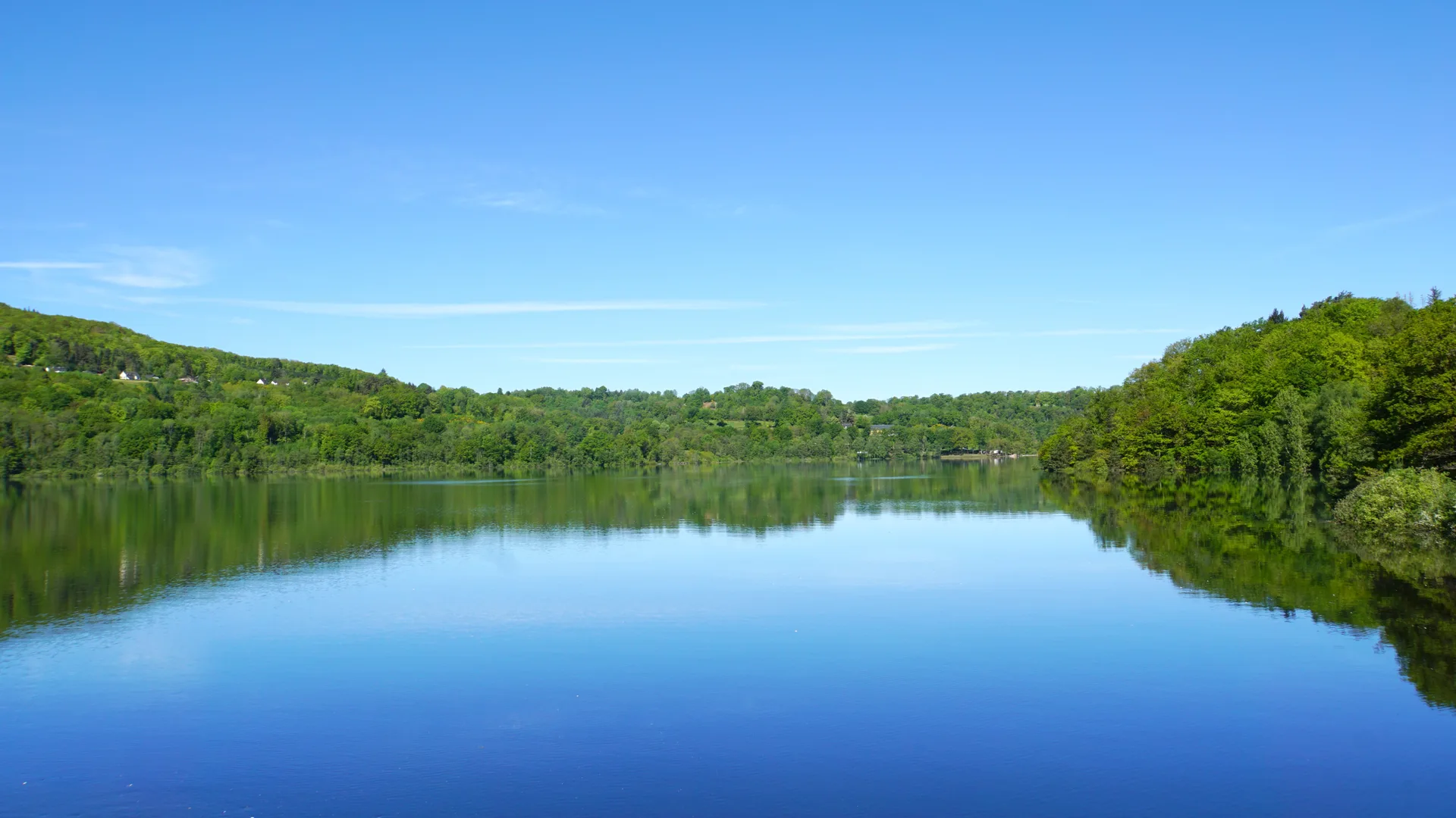 Barrage de Bort les Orgues à Bort-les-Orgues — Sur le lac