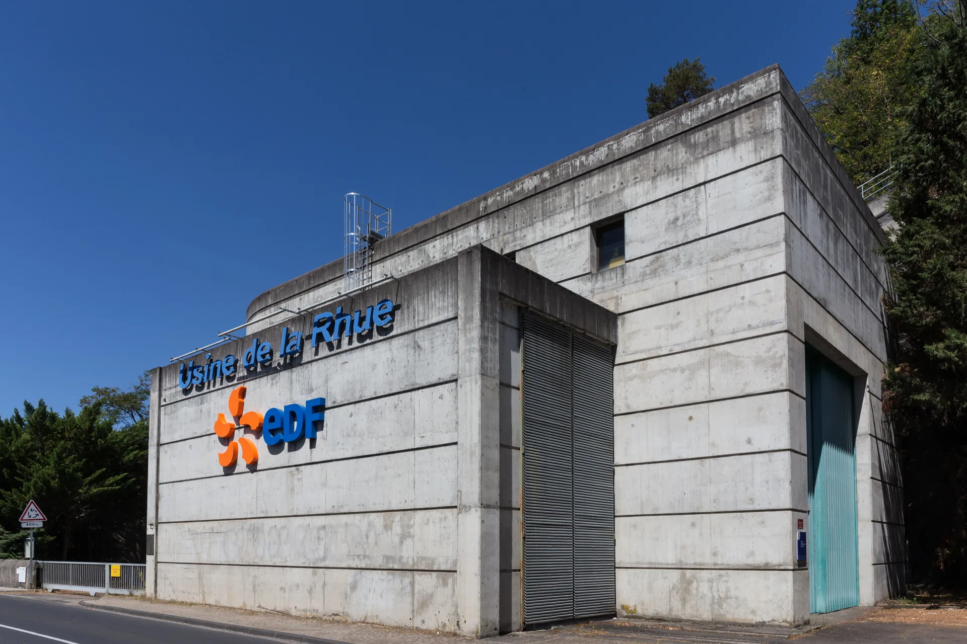 Barrage de Bort les Orgues à Bort-les-Orgues — Sur le lac