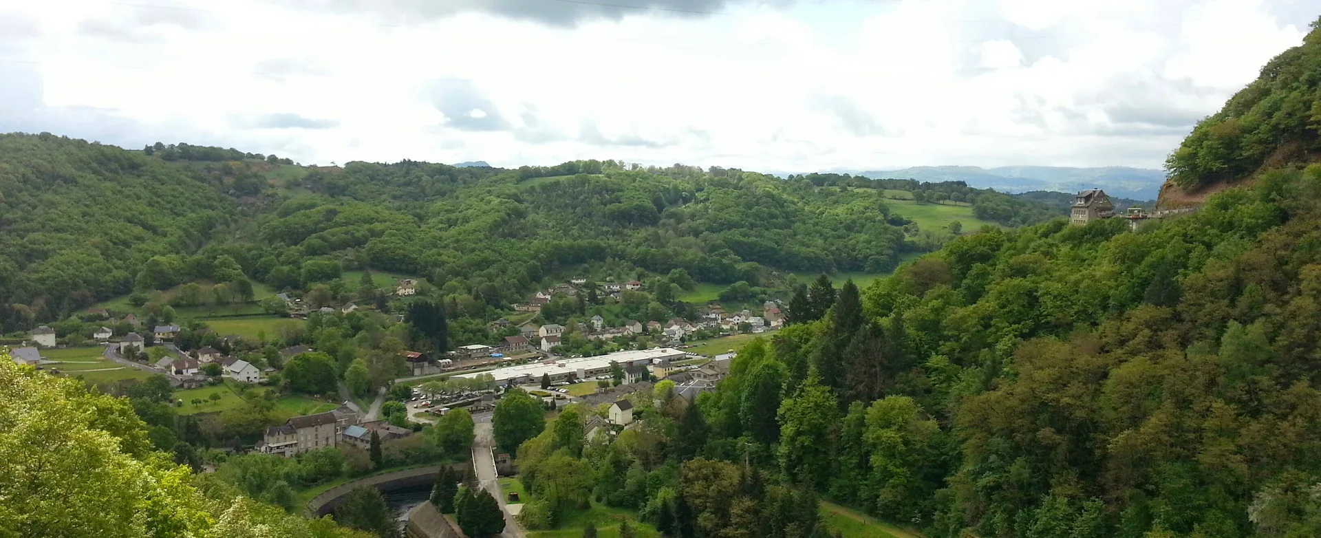 Barrage de Bort les Orgues à Bort-les-Orgues — Sur le lac