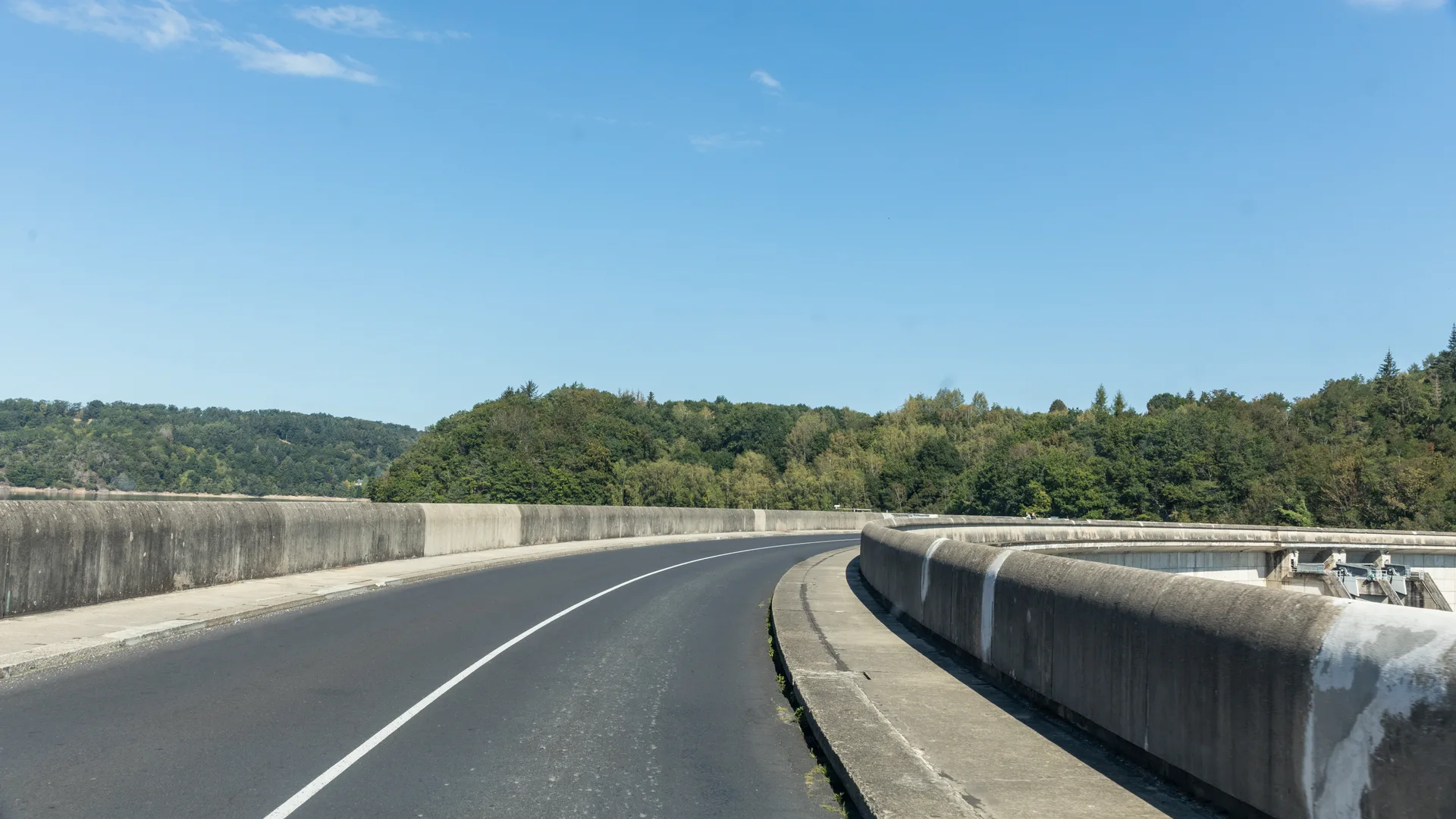 Barrage de Bort les Orgues à Bort-les-Orgues — Sur le lac