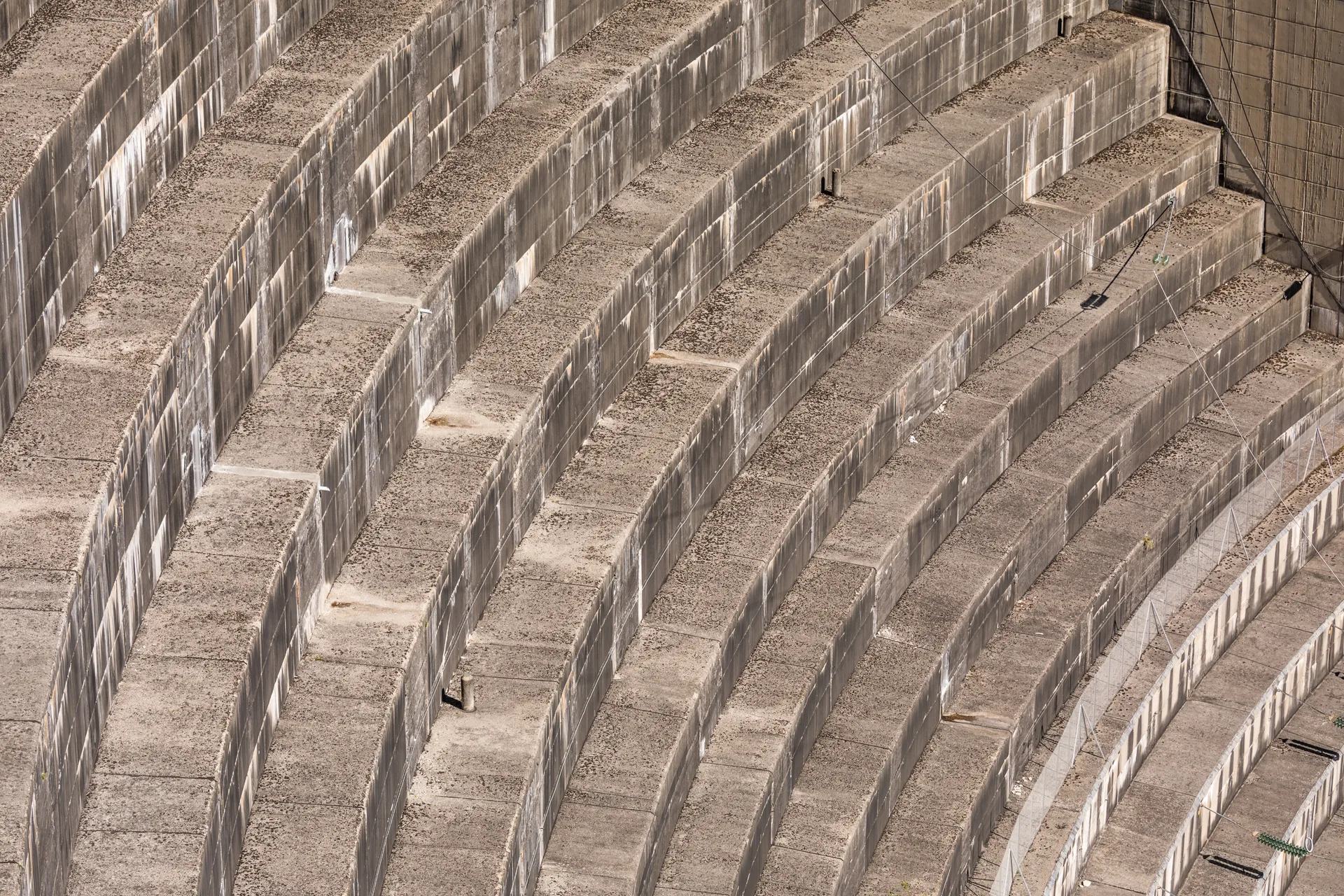 Barrage de Bort les Orgues à Bort-les-Orgues — Sur le lac