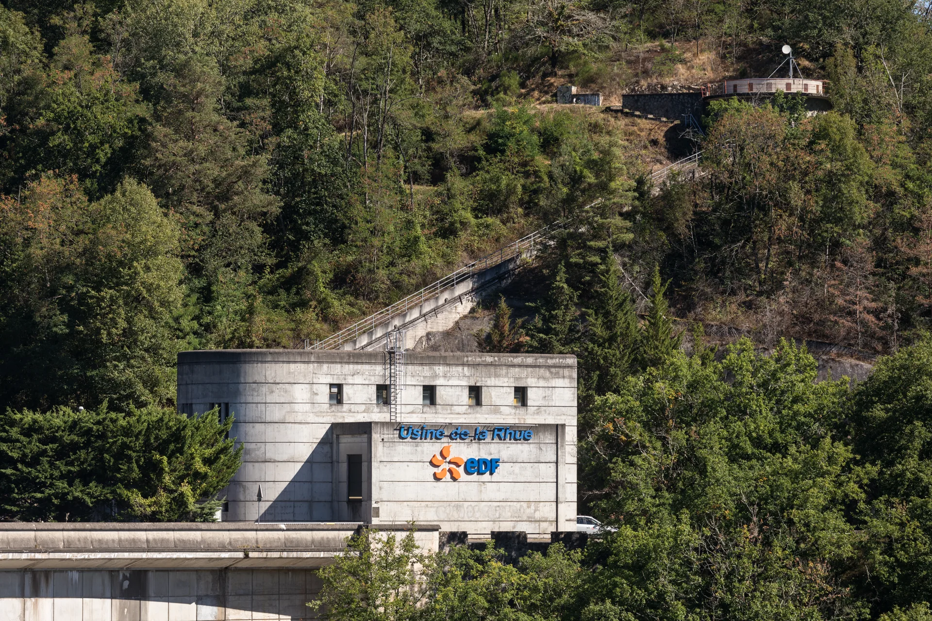 Barrage de Bort les Orgues à Bort-les-Orgues — Sur le lac