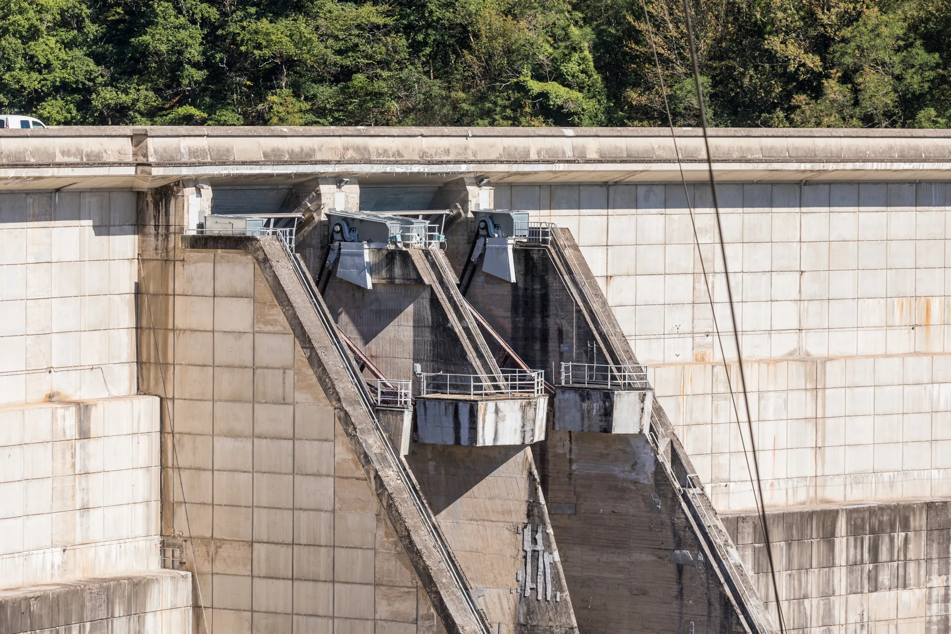Barrage de Bort les Orgues à Bort-les-Orgues — Sur le lac
