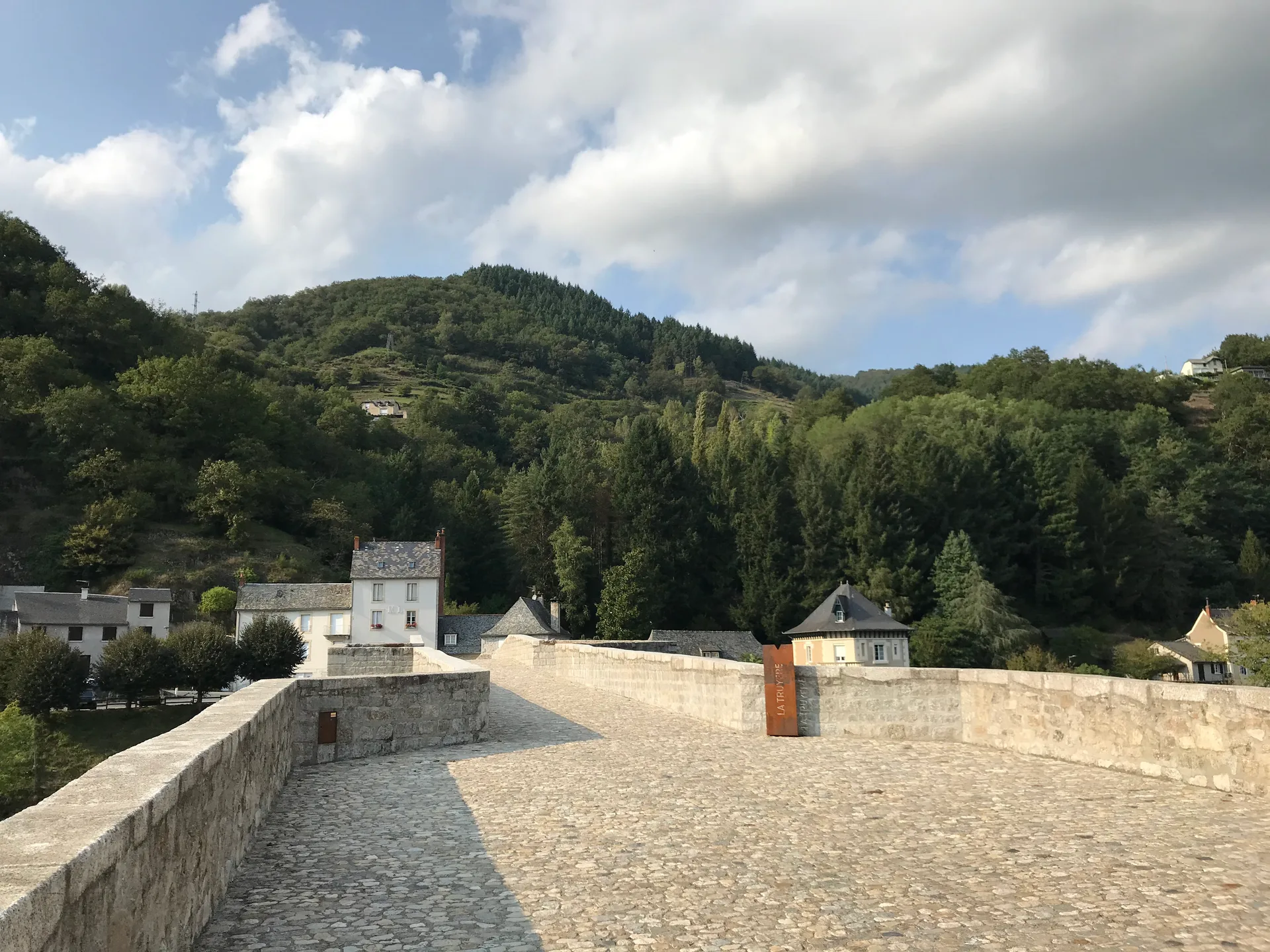 Barrage de Cambeyrac à Entraygues-sur-Truyère — À 816 m du lac