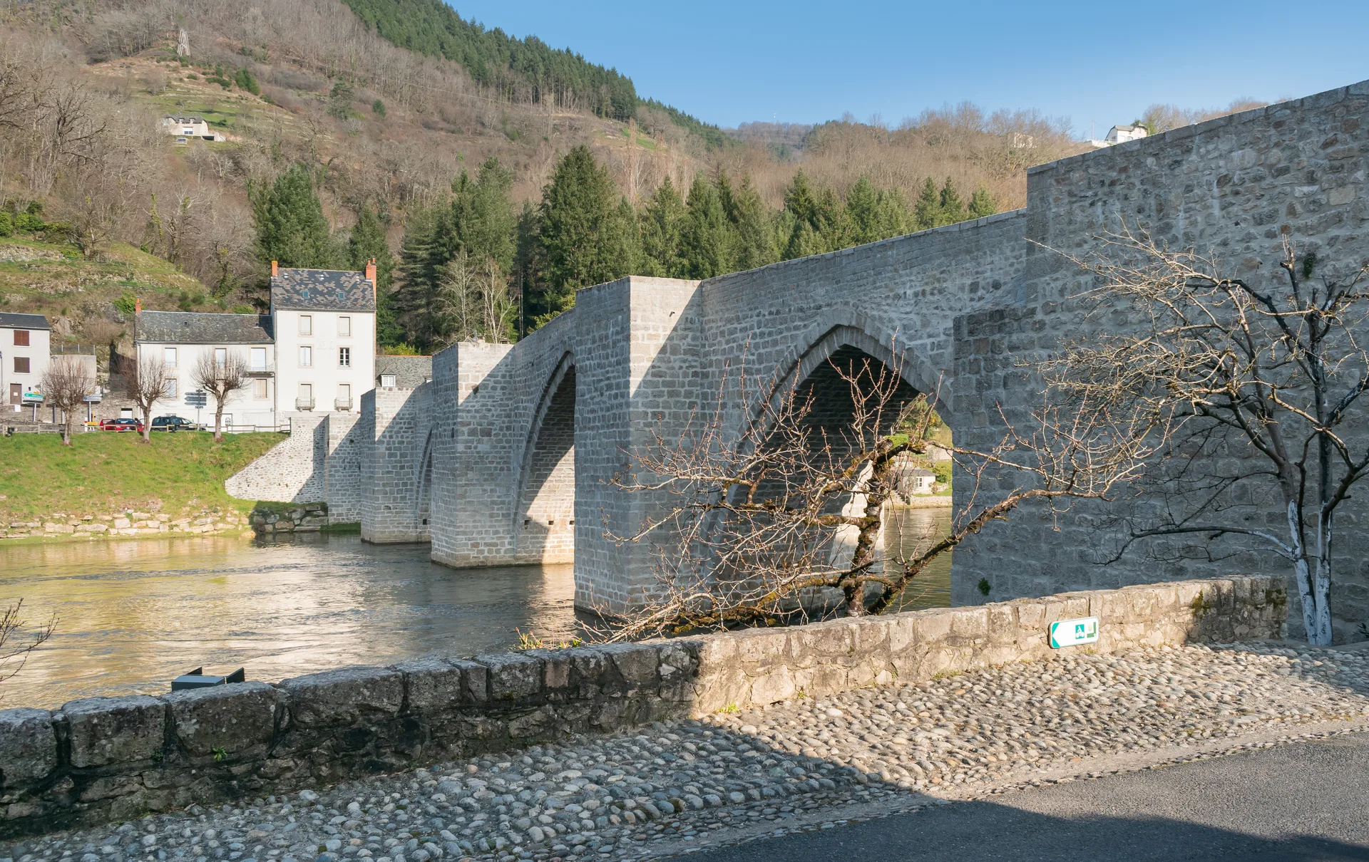 Barrage de Cambeyrac à Entraygues-sur-Truyère — À 827 m du lac