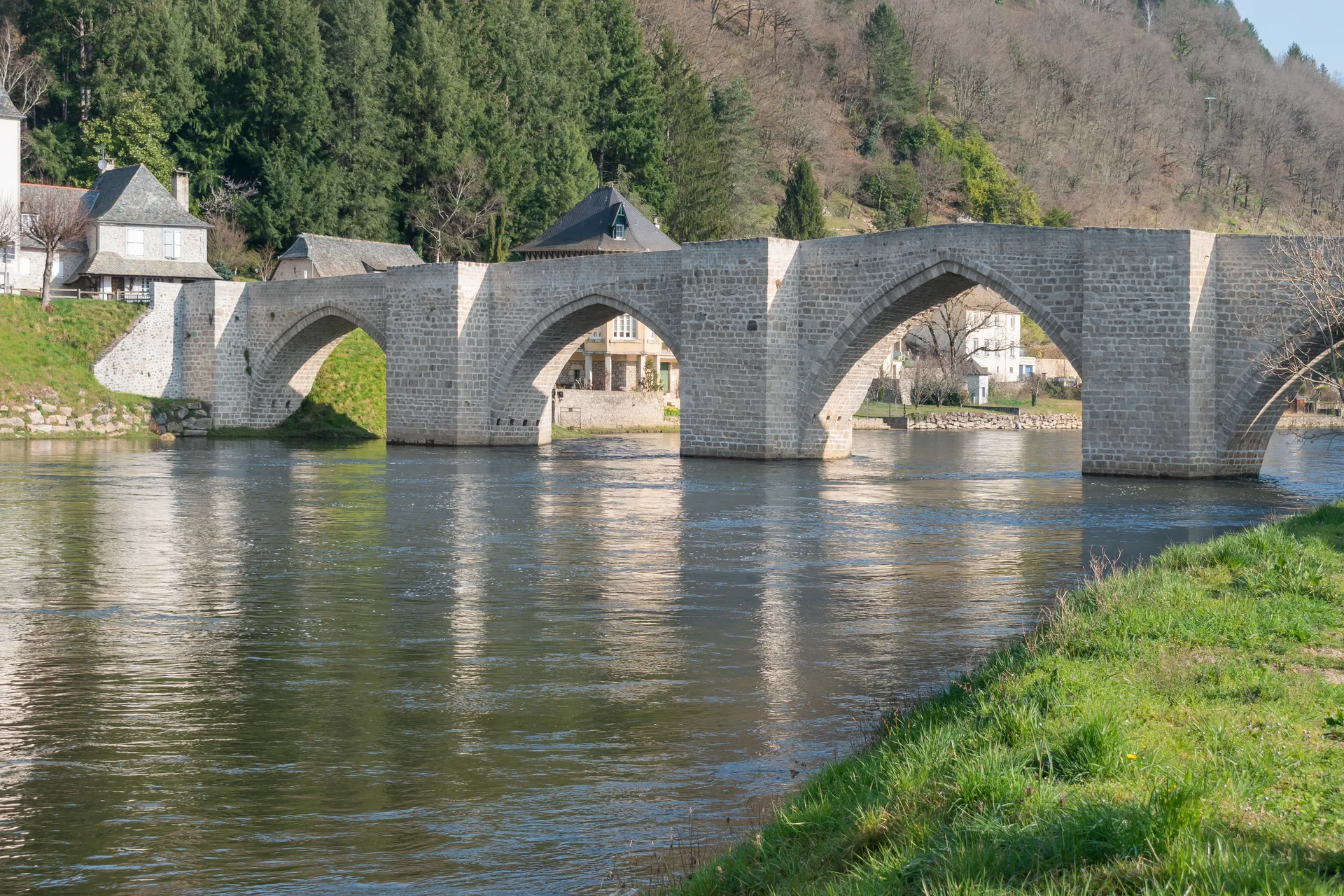 Barrage de Cambeyrac à Entraygues-sur-Truyère — À 879 m du lac