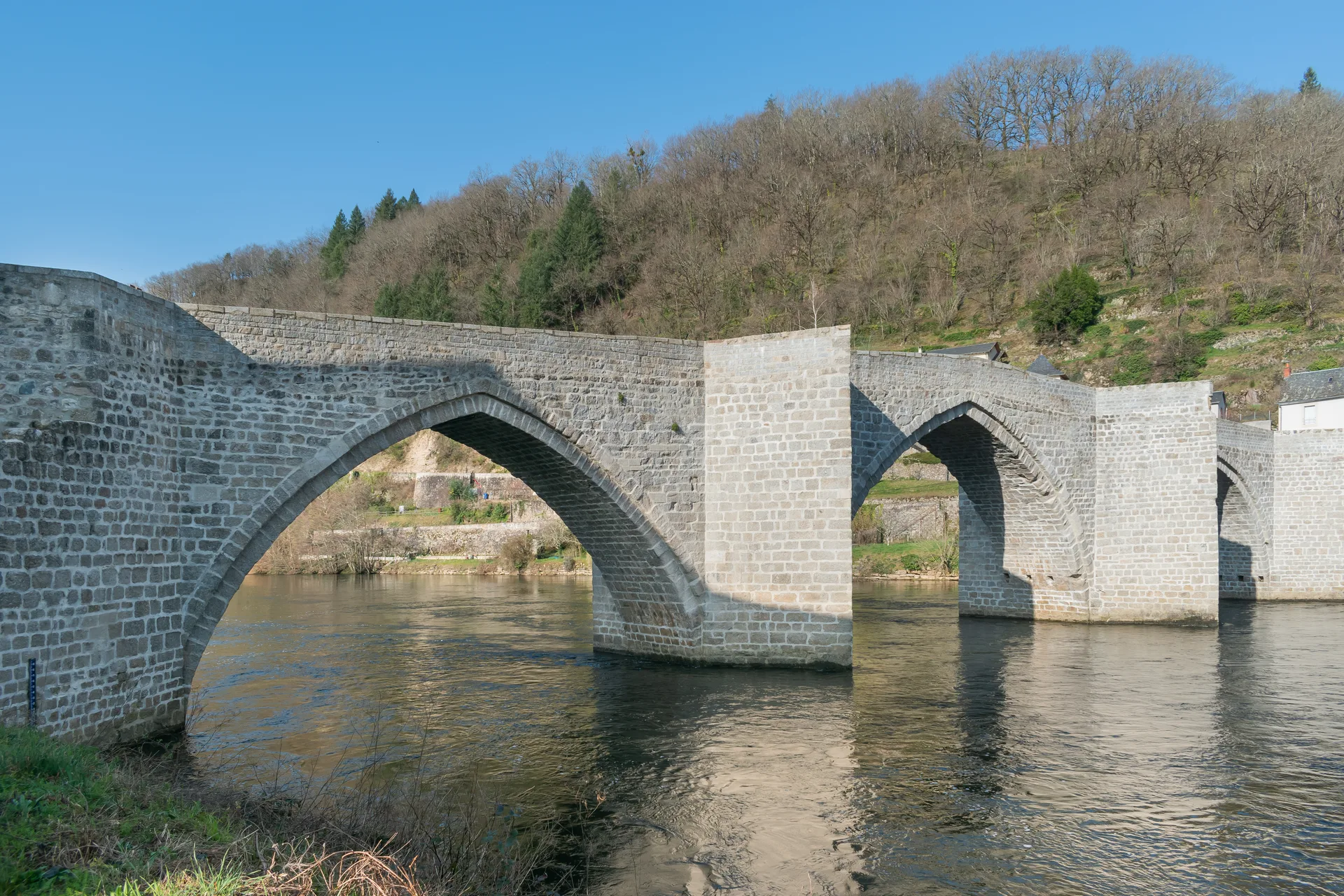 Barrage de Cambeyrac à Entraygues-sur-Truyère — À 809 m du lac