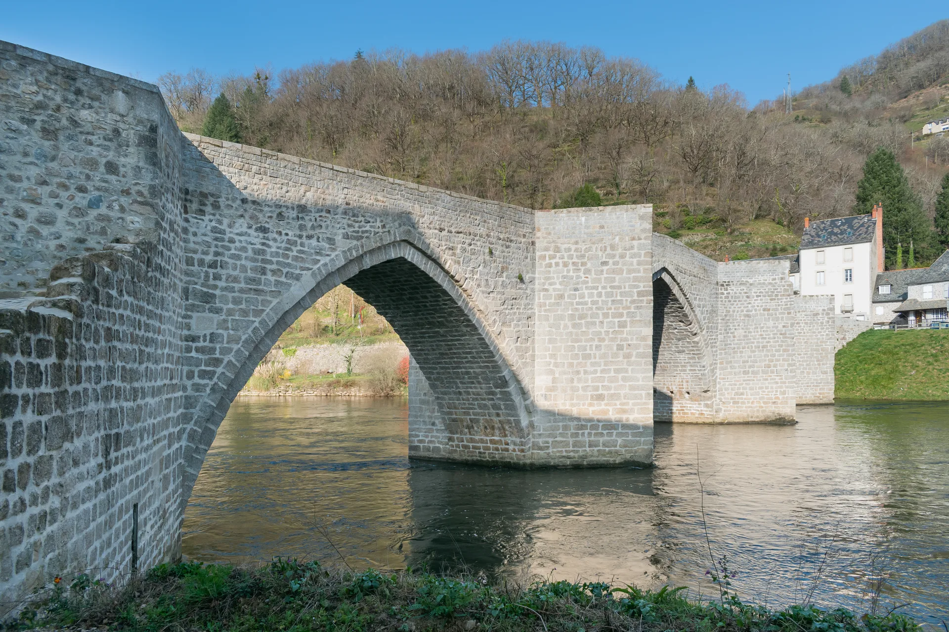 Barrage de Cambeyrac à Entraygues-sur-Truyère — À 809 m du lac