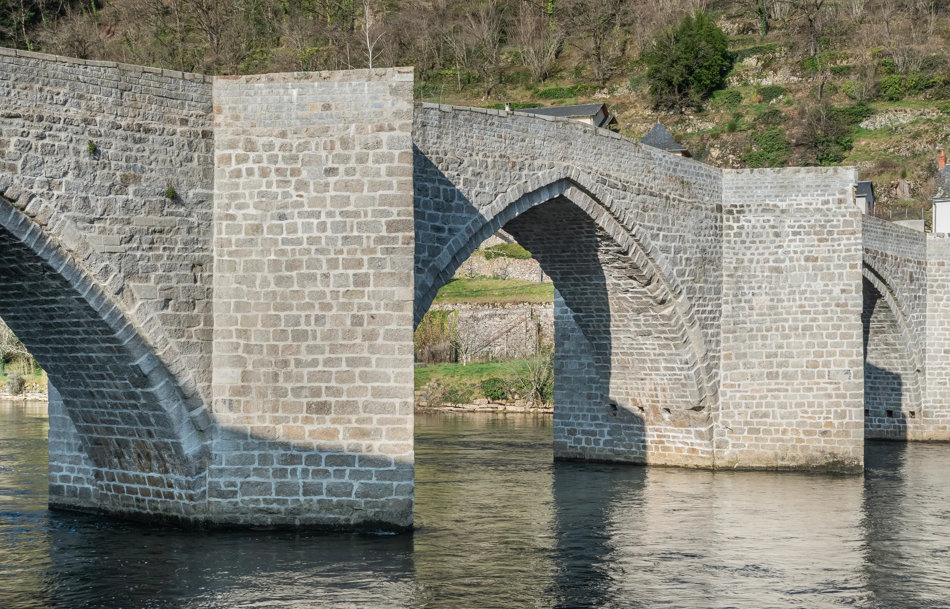 Barrage de Cambeyrac à Entraygues-sur-Truyère — À 809 m du lac