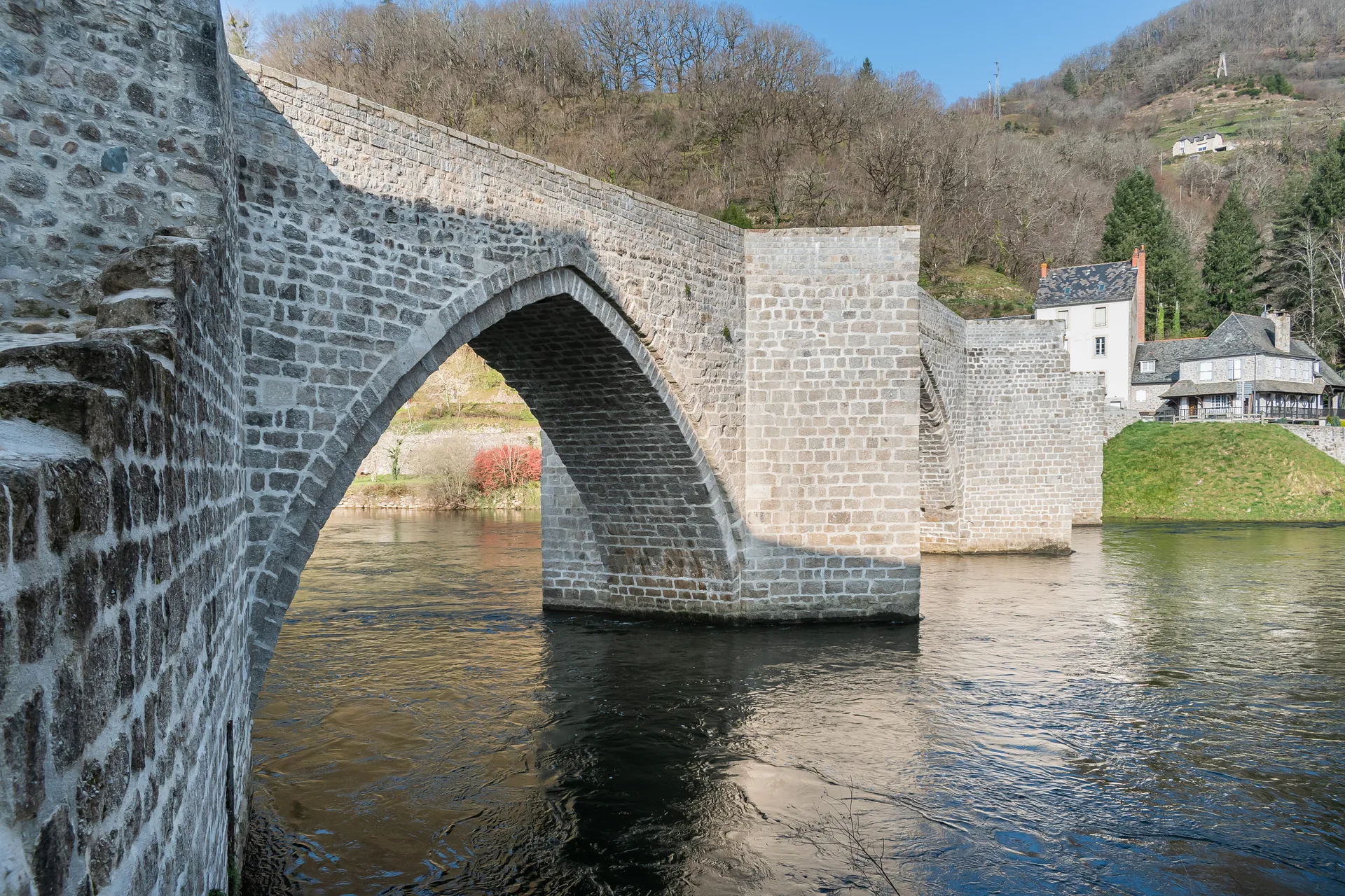 Barrage de Cambeyrac à Entraygues-sur-Truyère — À 809 m du lac