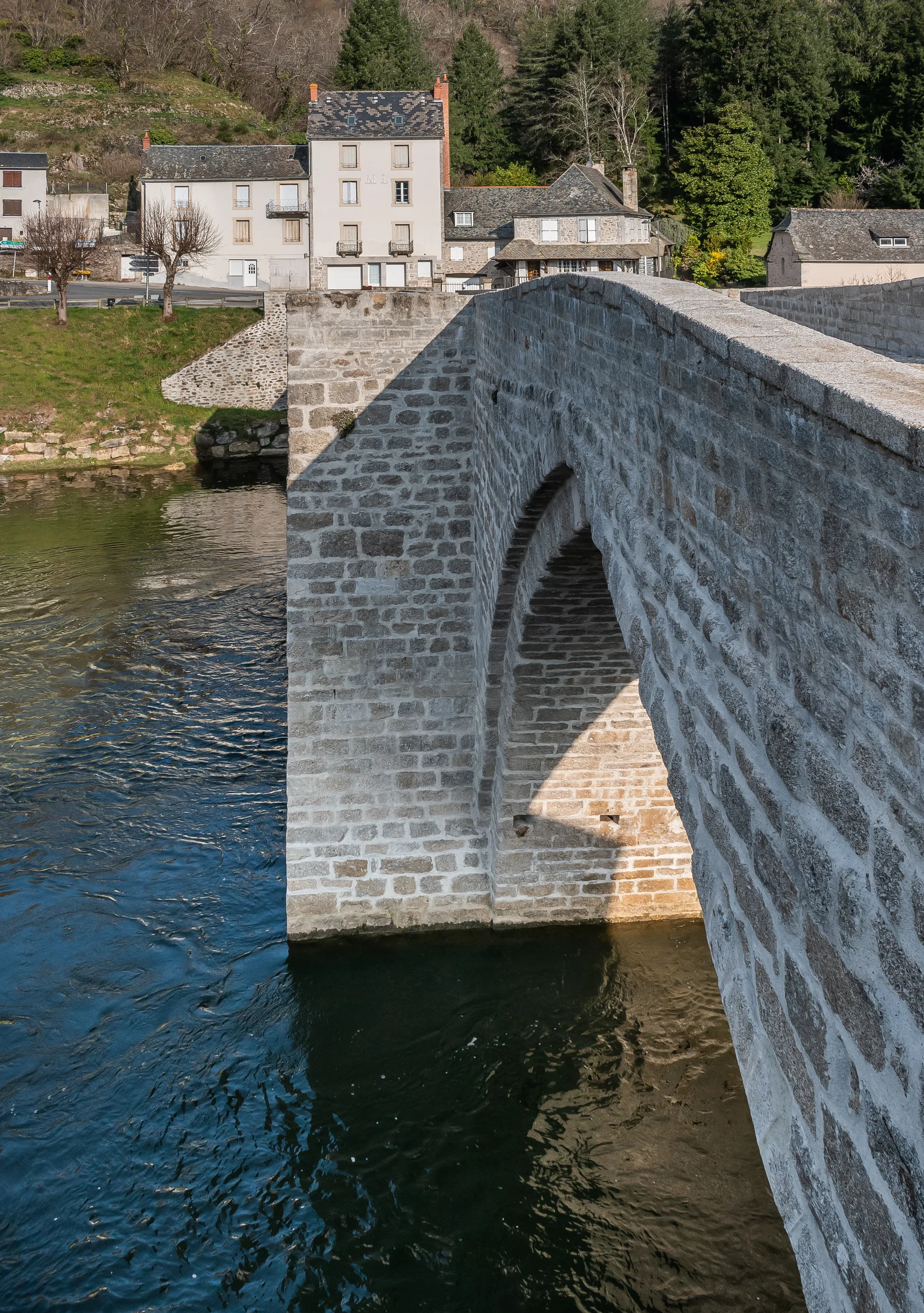 Barrage de Cambeyrac à Entraygues-sur-Truyère — À 809 m du lac