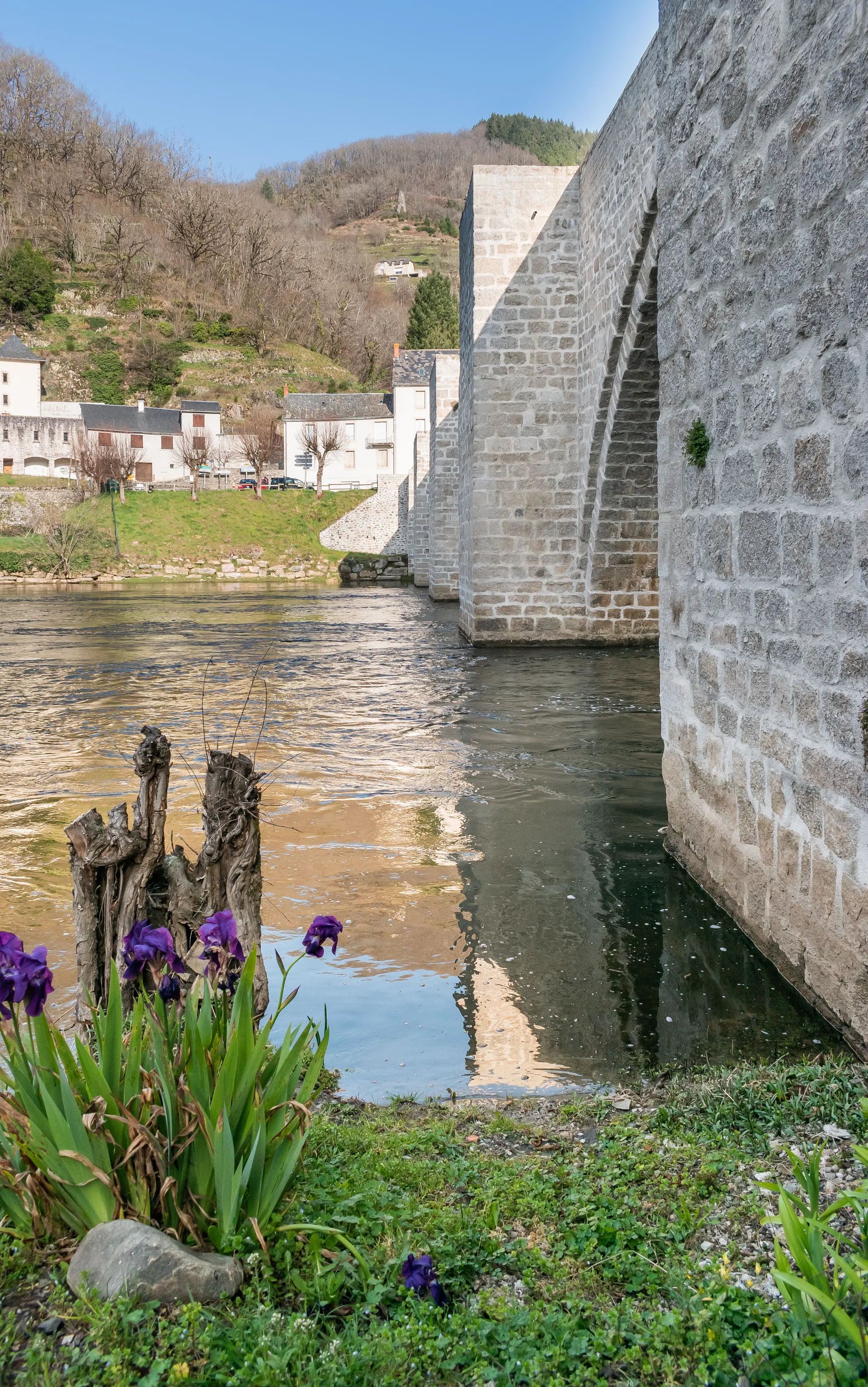 Barrage de Cambeyrac à Entraygues-sur-Truyère — À 809 m du lac