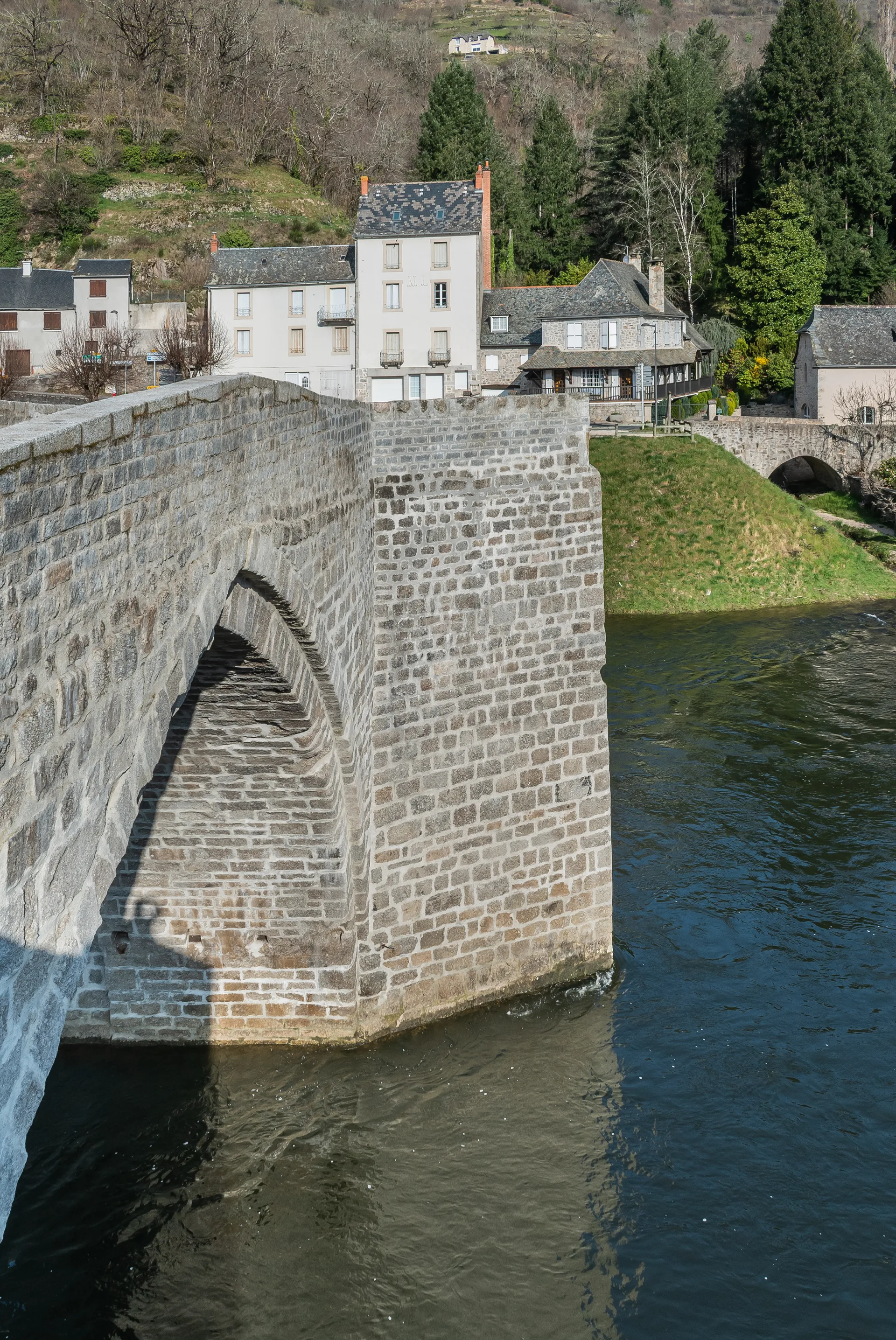Barrage de Cambeyrac à Entraygues-sur-Truyère — À 809 m du lac