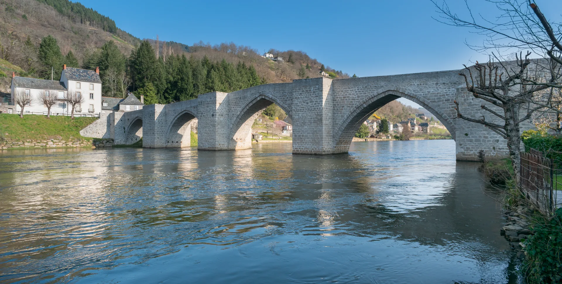 Barrage de Cambeyrac à Entraygues-sur-Truyère — À 809 m du lac