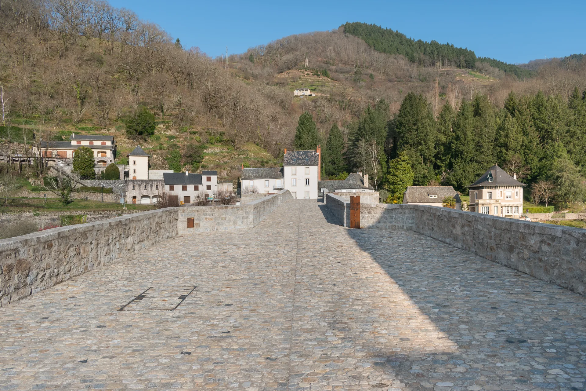 Barrage de Cambeyrac à Entraygues-sur-Truyère — À 811 m du lac
