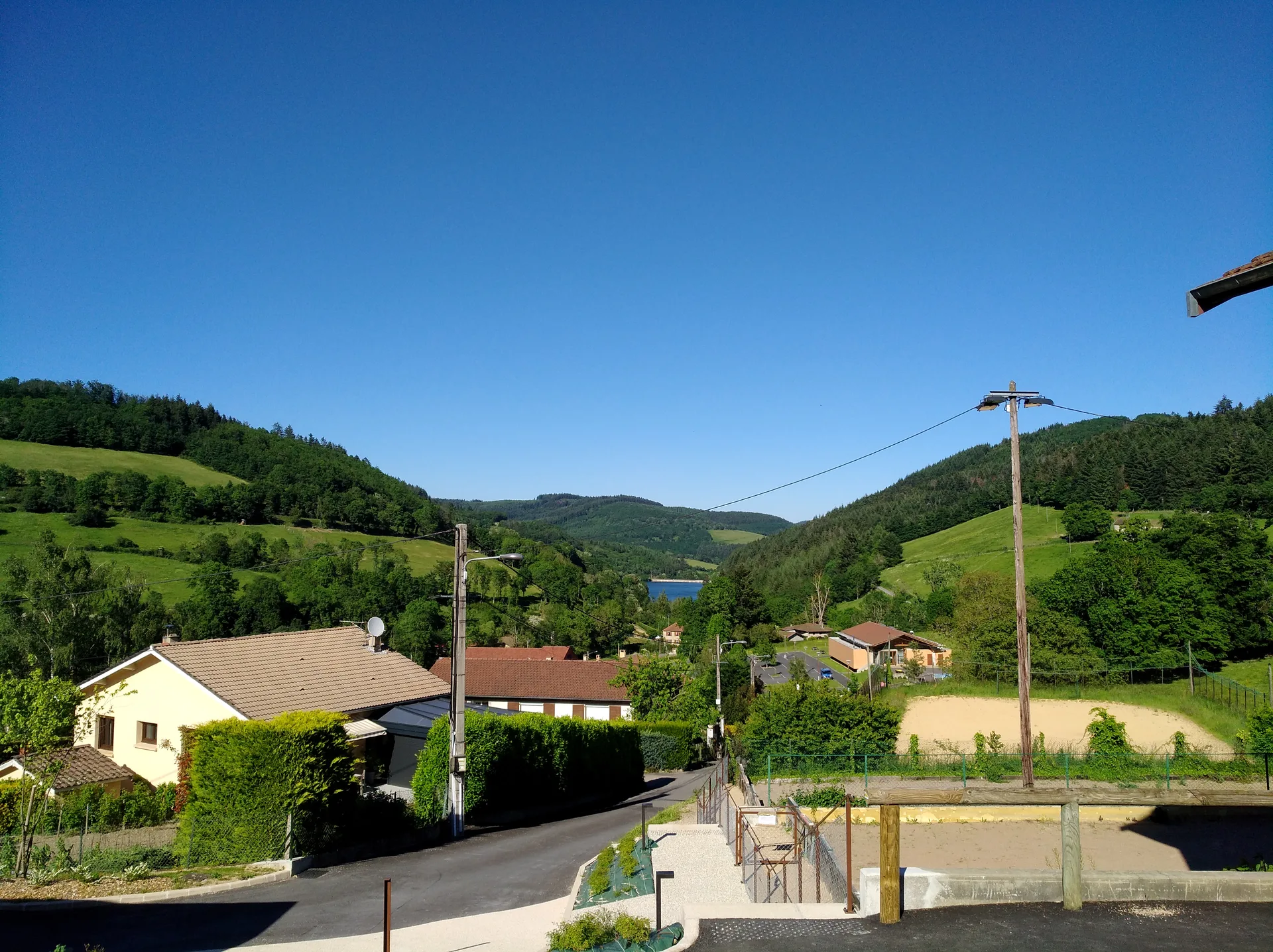 Barrage de Joux à Joux — À 1,5 km du lac