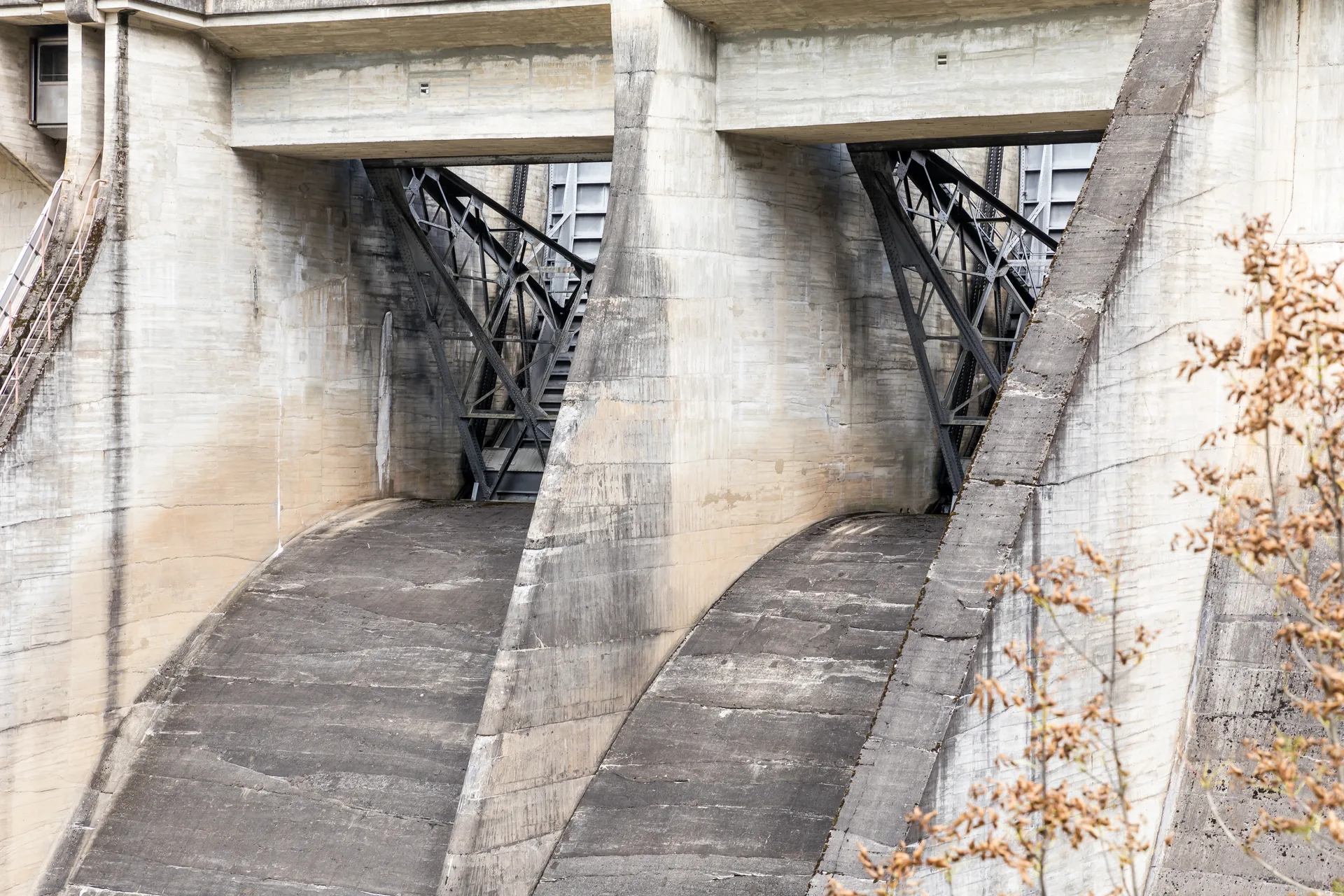 Barrage de L aigle à Chalvignac — Sur le lac
