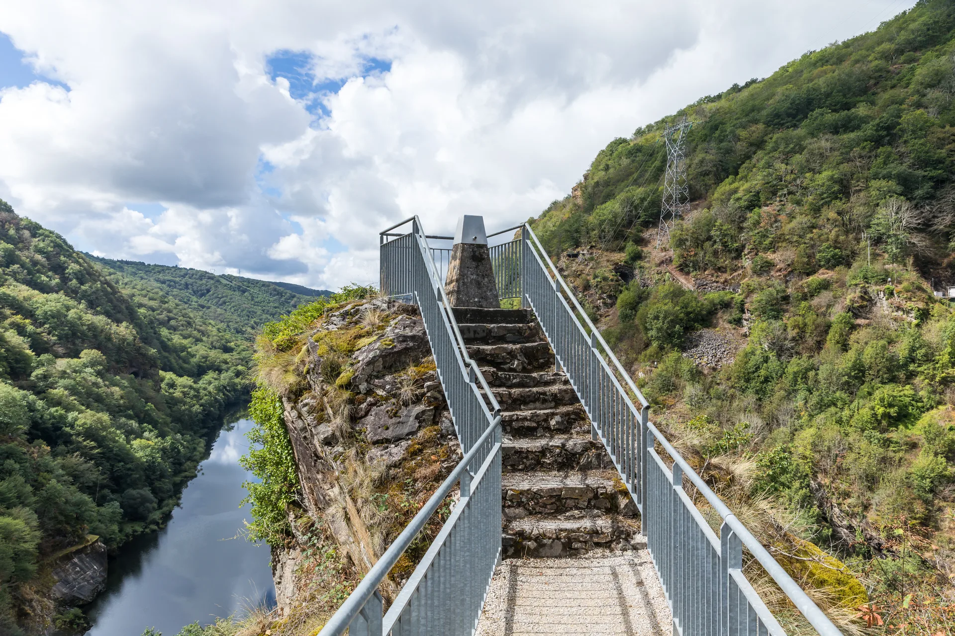 Barrage de L aigle à Chalvignac — Sur le lac