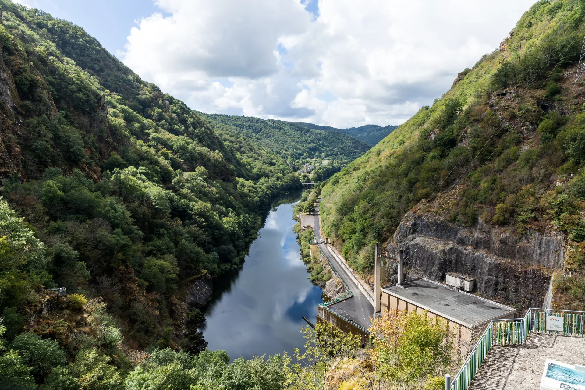 Barrage de L aigle à Chalvignac — Sur le lac