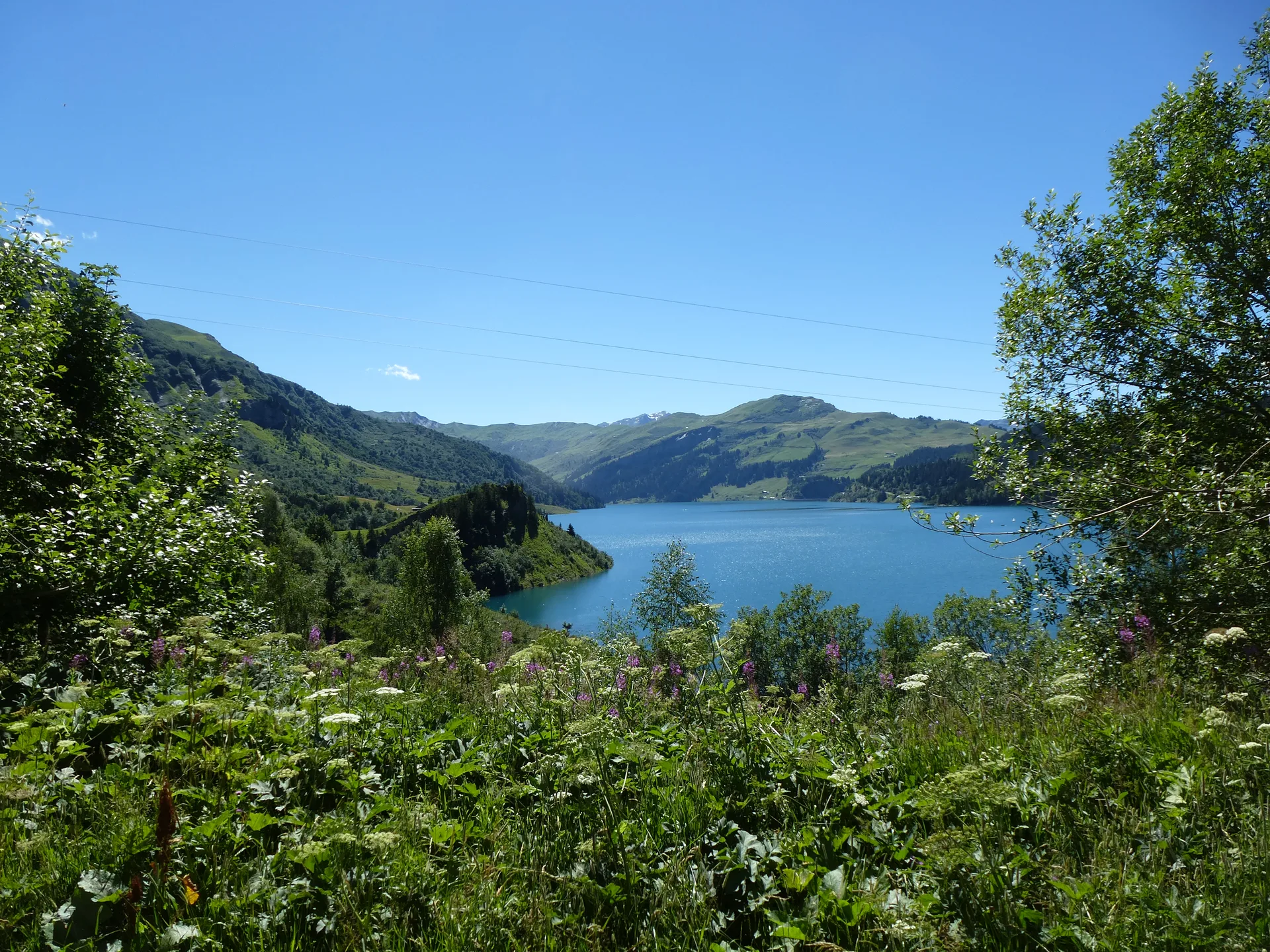 Barrage de la Gittaz à Beaufort — À 1,2 km du lac