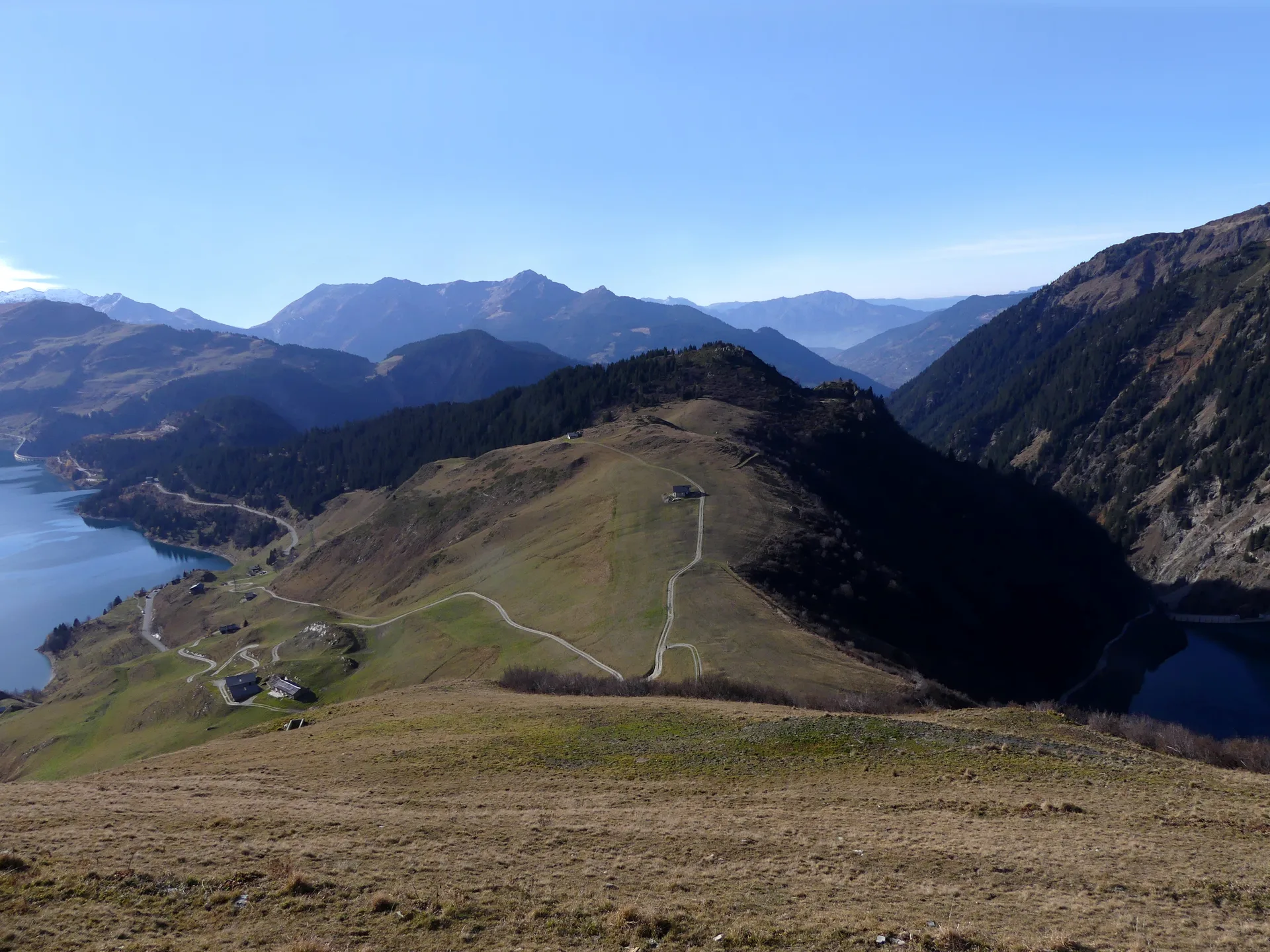 Barrage de la Gittaz à Beaufort — À 1,2 km du lac