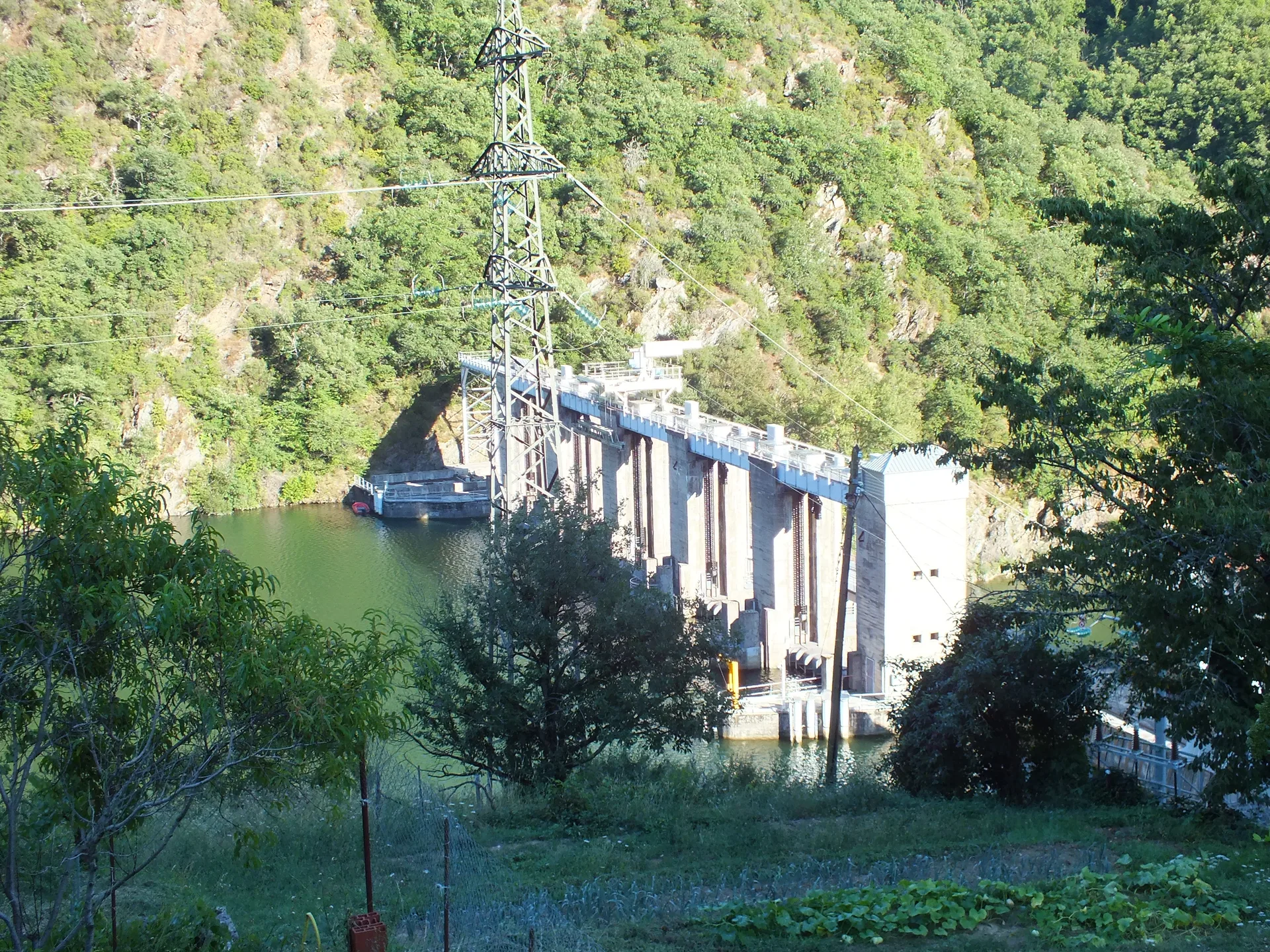 Barrage de la Jourdanie à Broquiès — Sur le lac