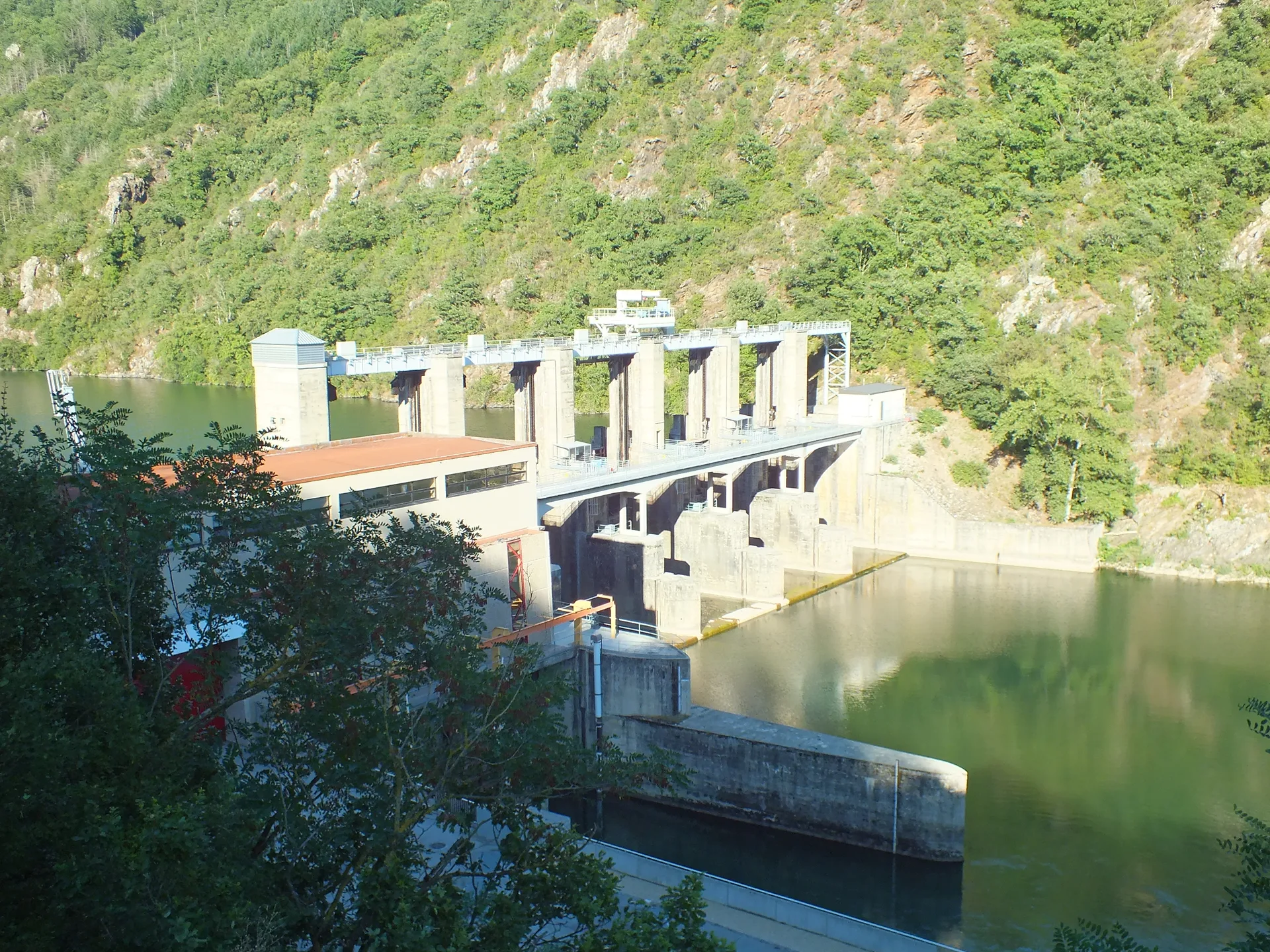 Barrage de la Jourdanie à Broquiès — À 313 m du lac