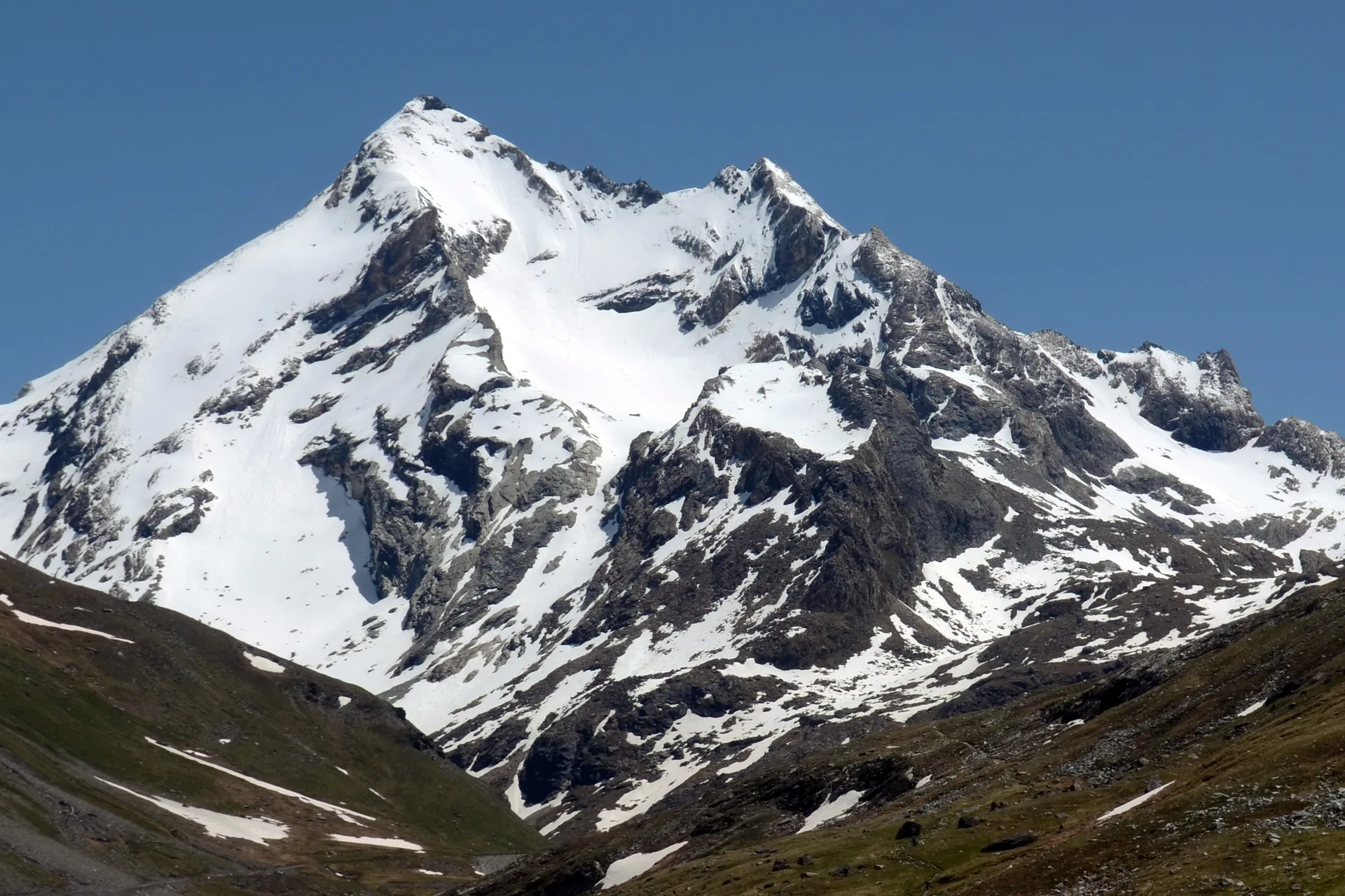 Barrage de la Sassière à Tignes — À 890 m du lac
