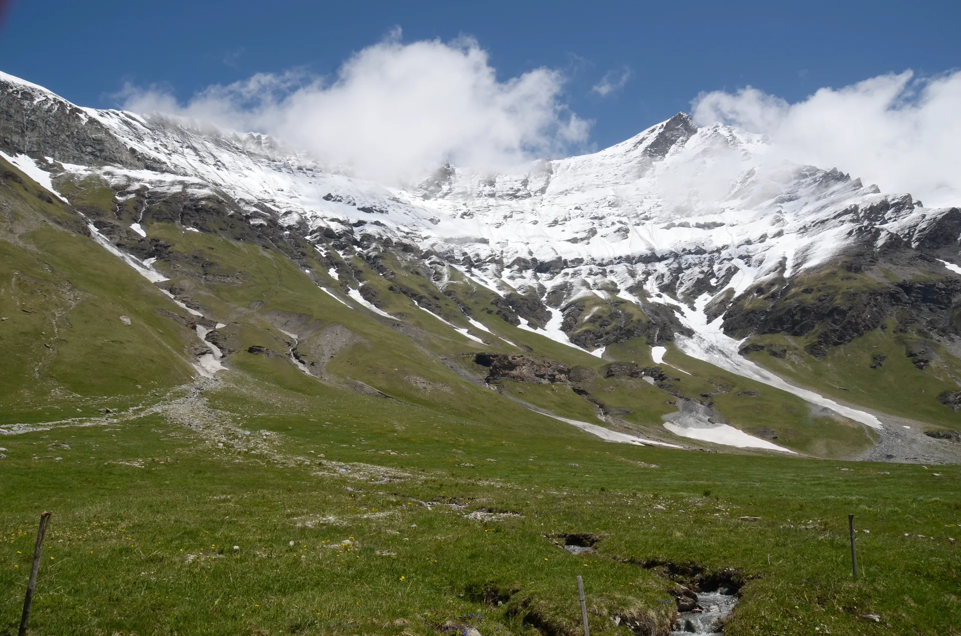 Barrage de la Sassière à Tignes — À 909 m du lac