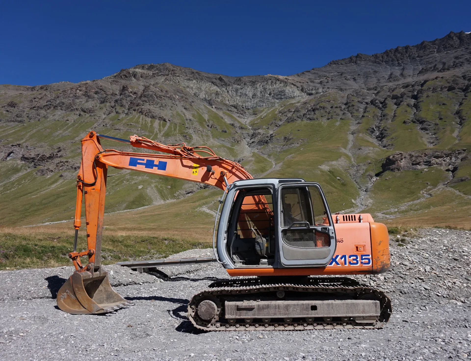 Barrage de la Sassière à Tignes — À 795 m du lac
