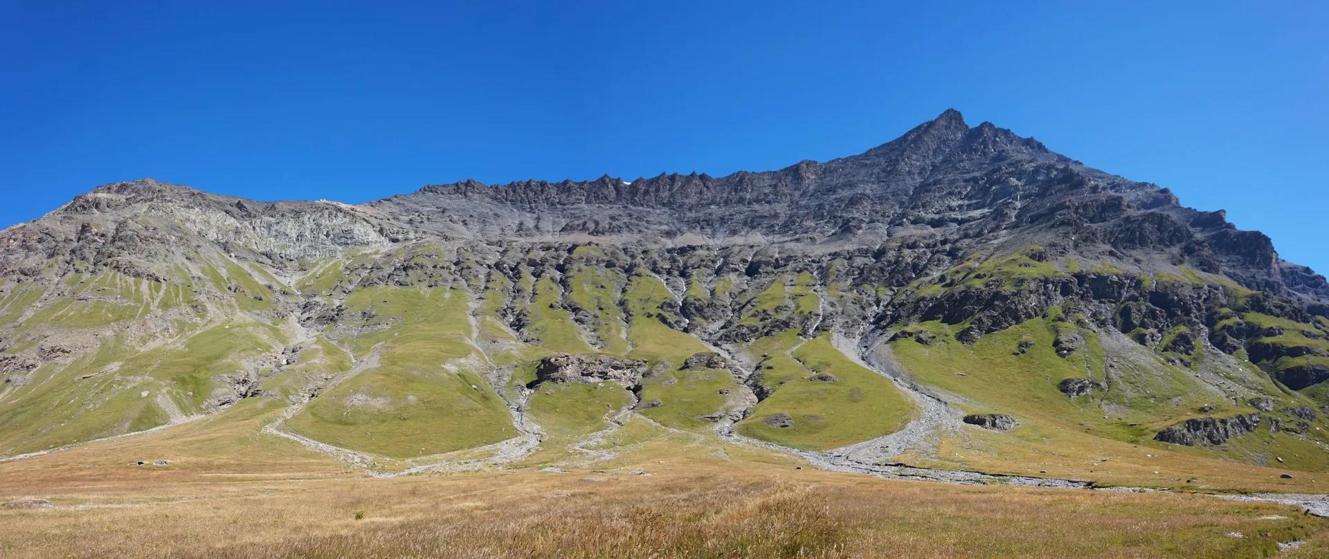 Barrage de la Sassière à Tignes — À 801 m du lac
