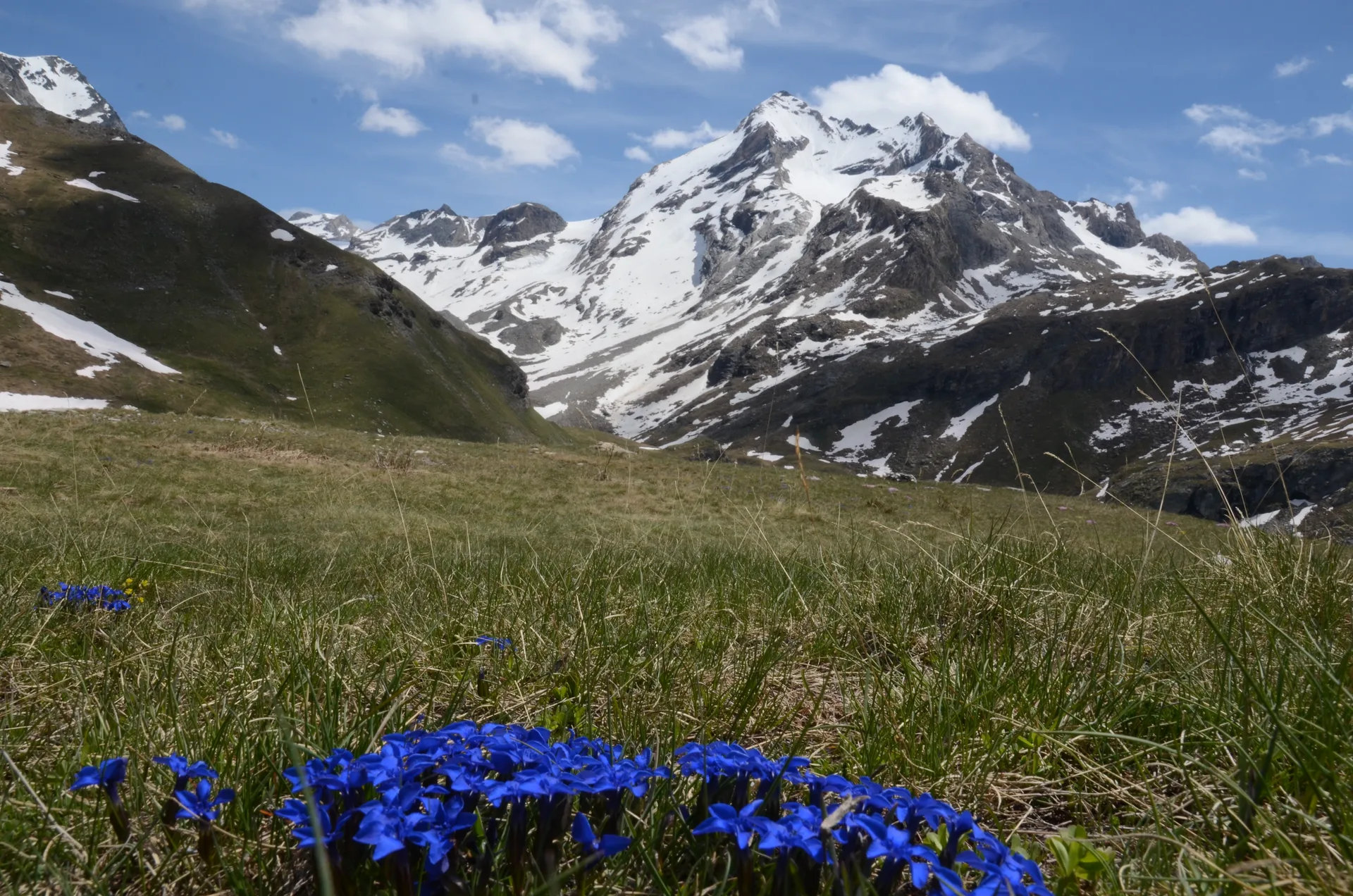 Barrage de la Sassière à Tignes — À 821 m du lac