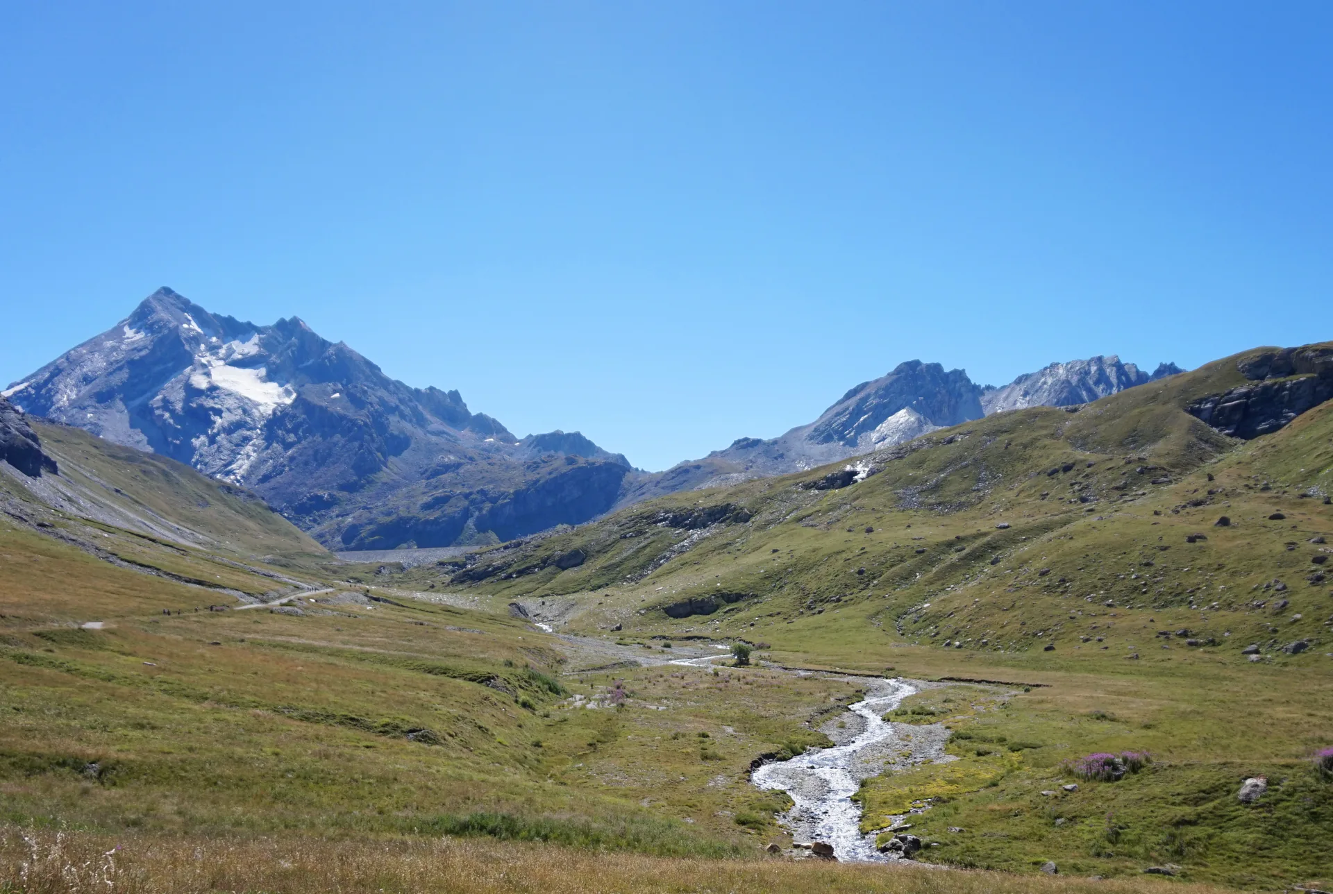 Barrage de la Sassière à Tignes — À 873 m du lac