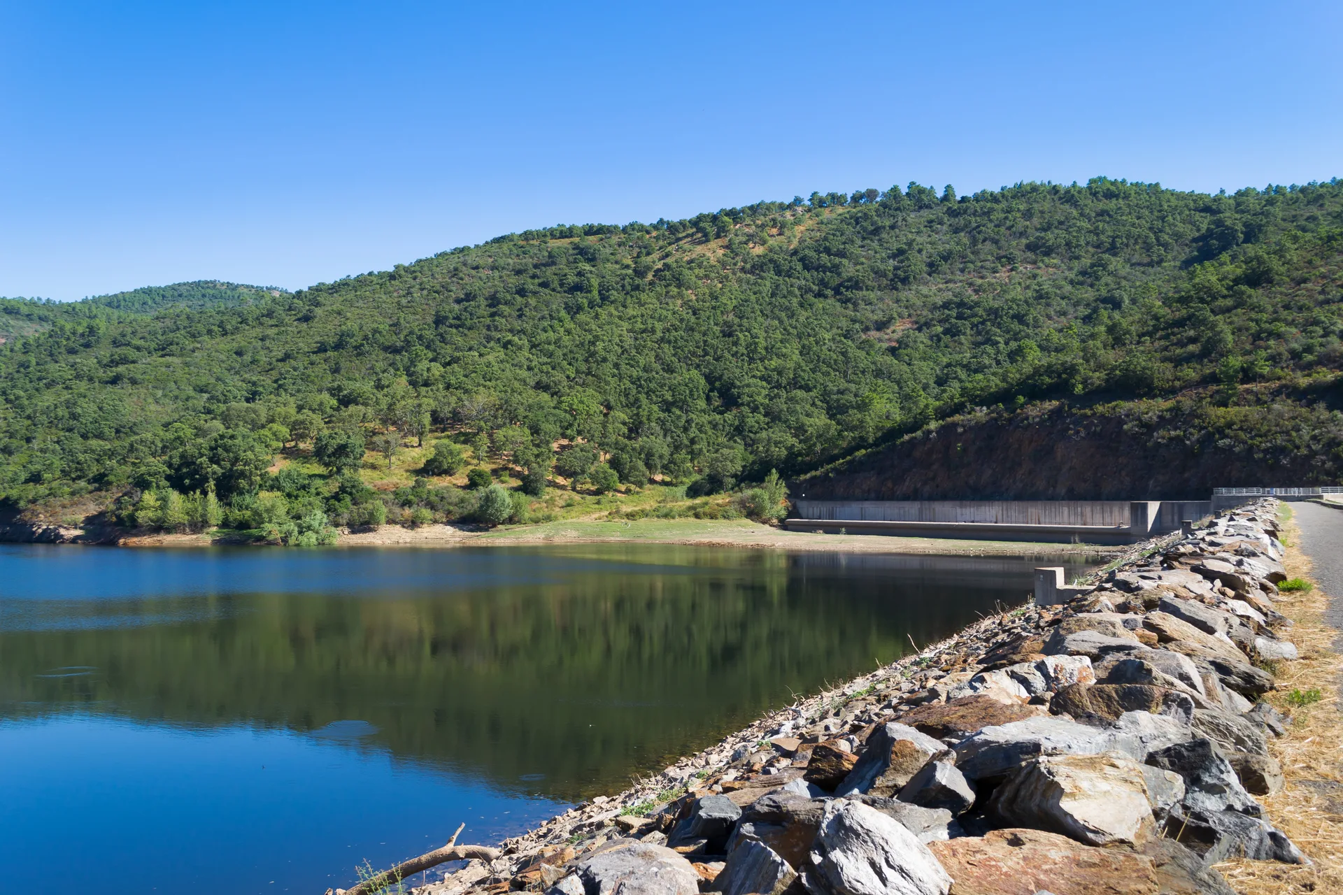 Barrage de la Verne à La Môle — Sur le lac