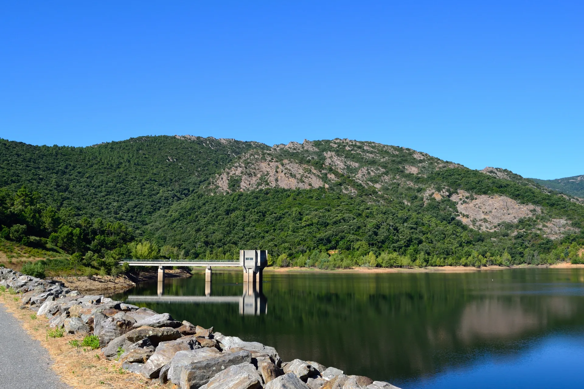 Barrage de la Verne à La Môle — Sur le lac