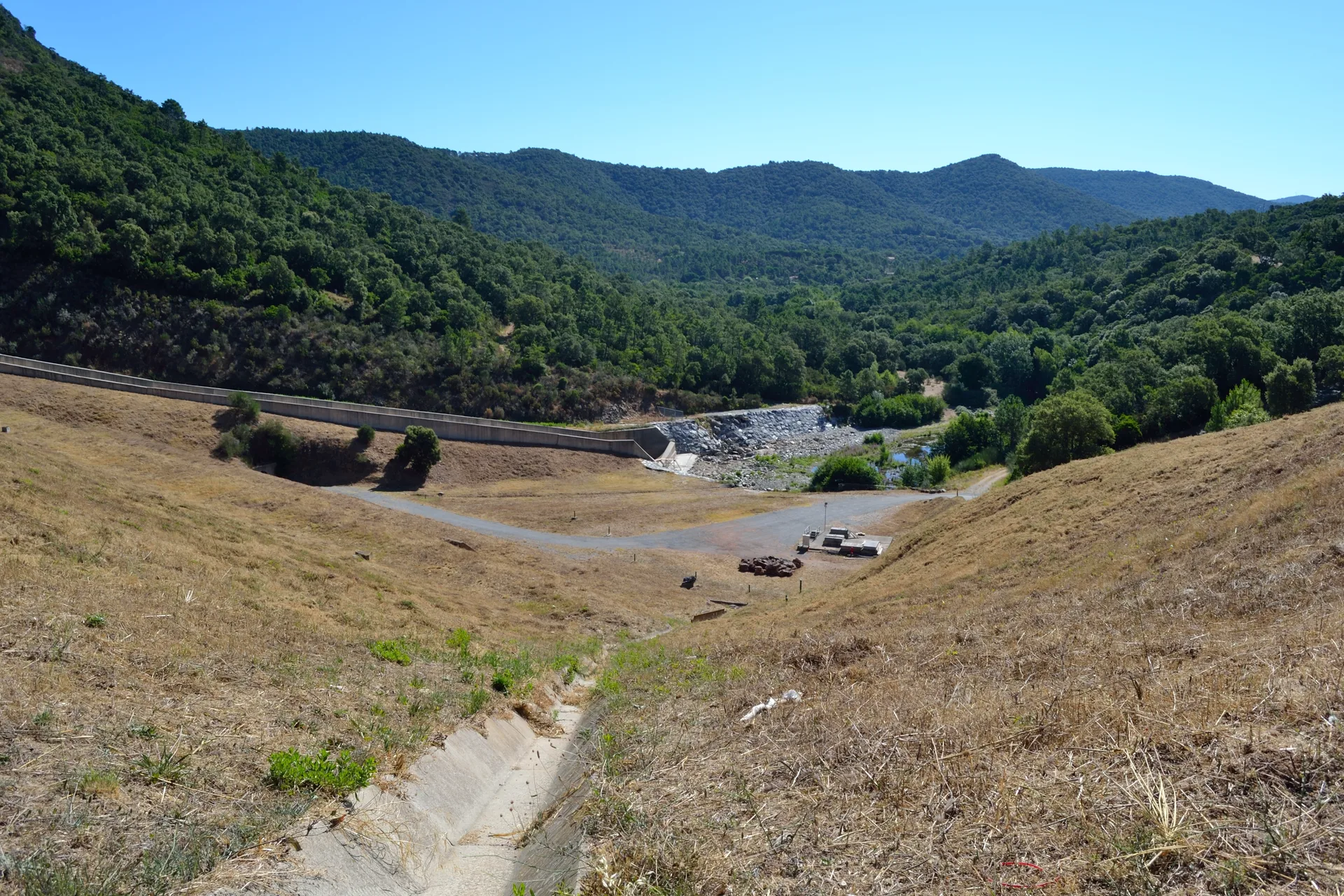 Barrage de la Verne à La Môle — Sur le lac