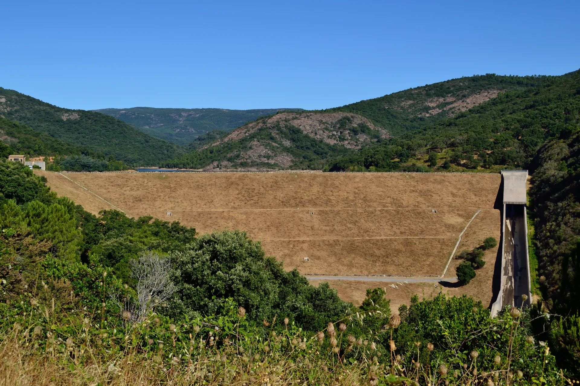 Barrage de la Verne à La Môle — À 326 m du lac