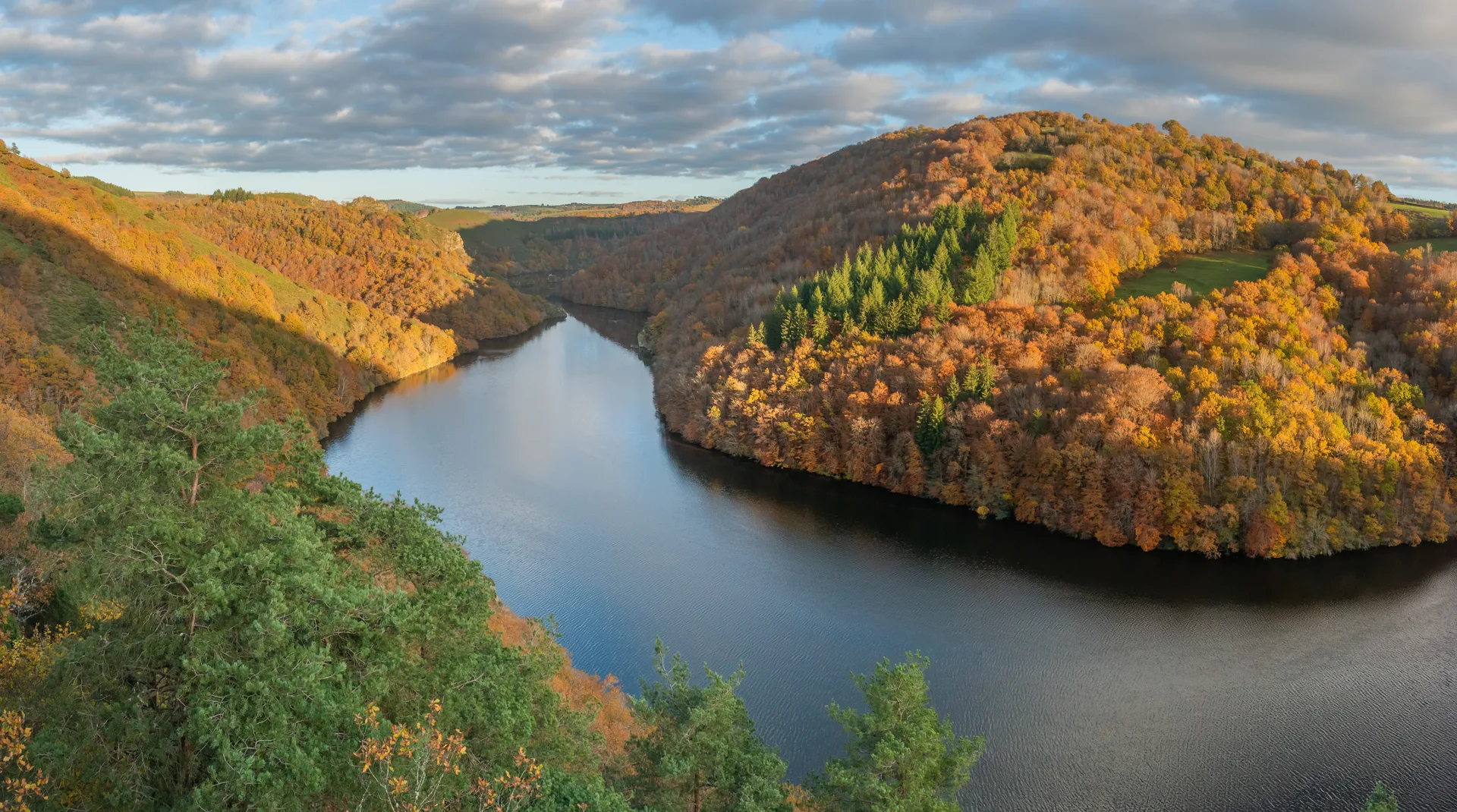 Barrage de Lanau à Neuvéglise-sur-Truyère — À 1,3 km du lac