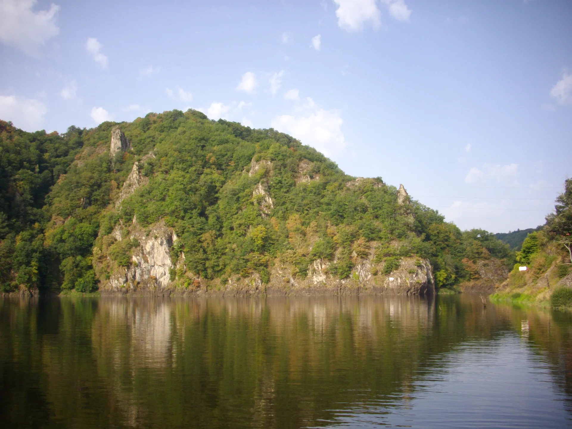 Barrage de Mareges à Liginiac — À 1,8 km du lac