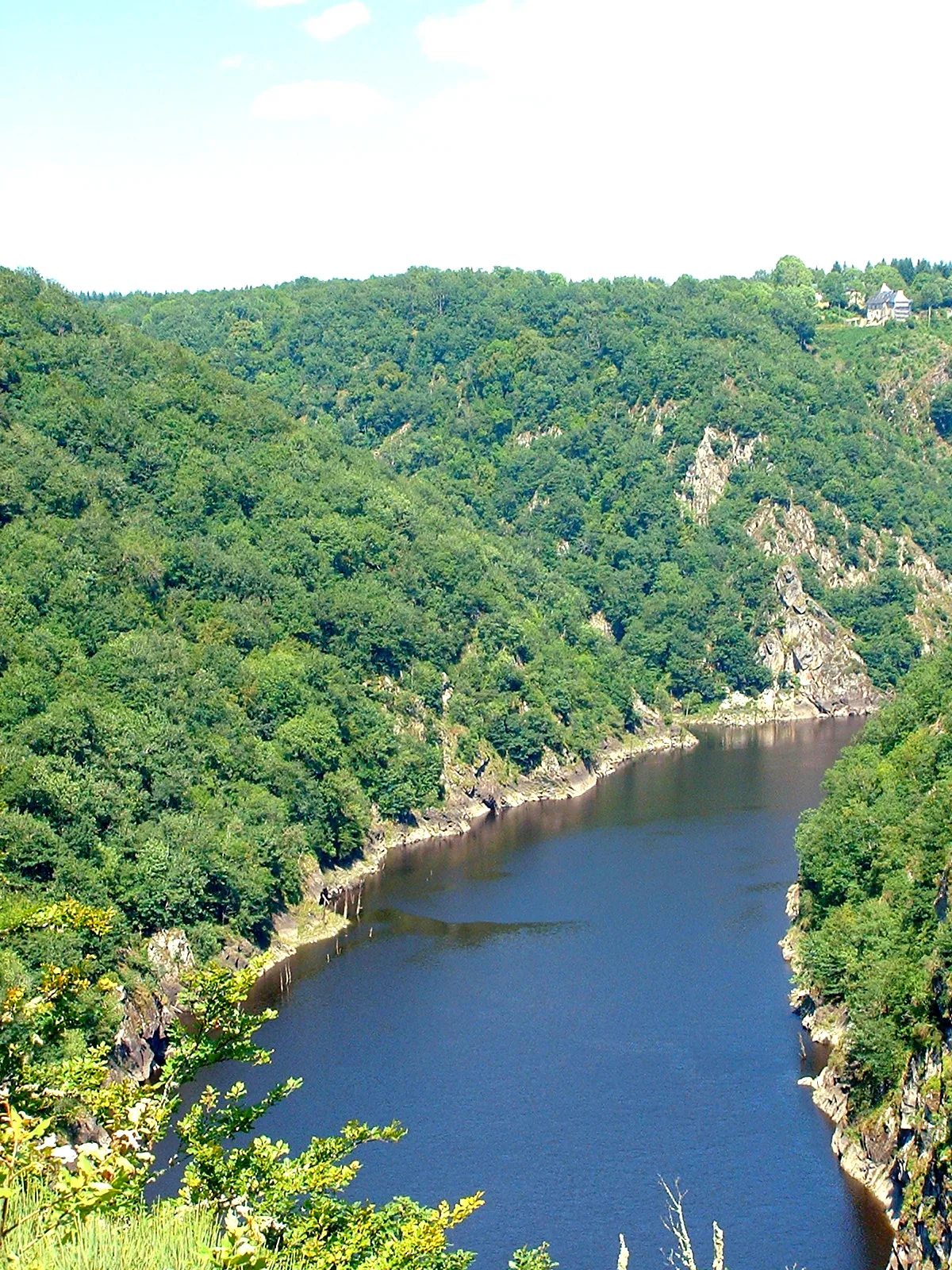 Barrage de Mareges à Liginiac — À 2,6 km du lac