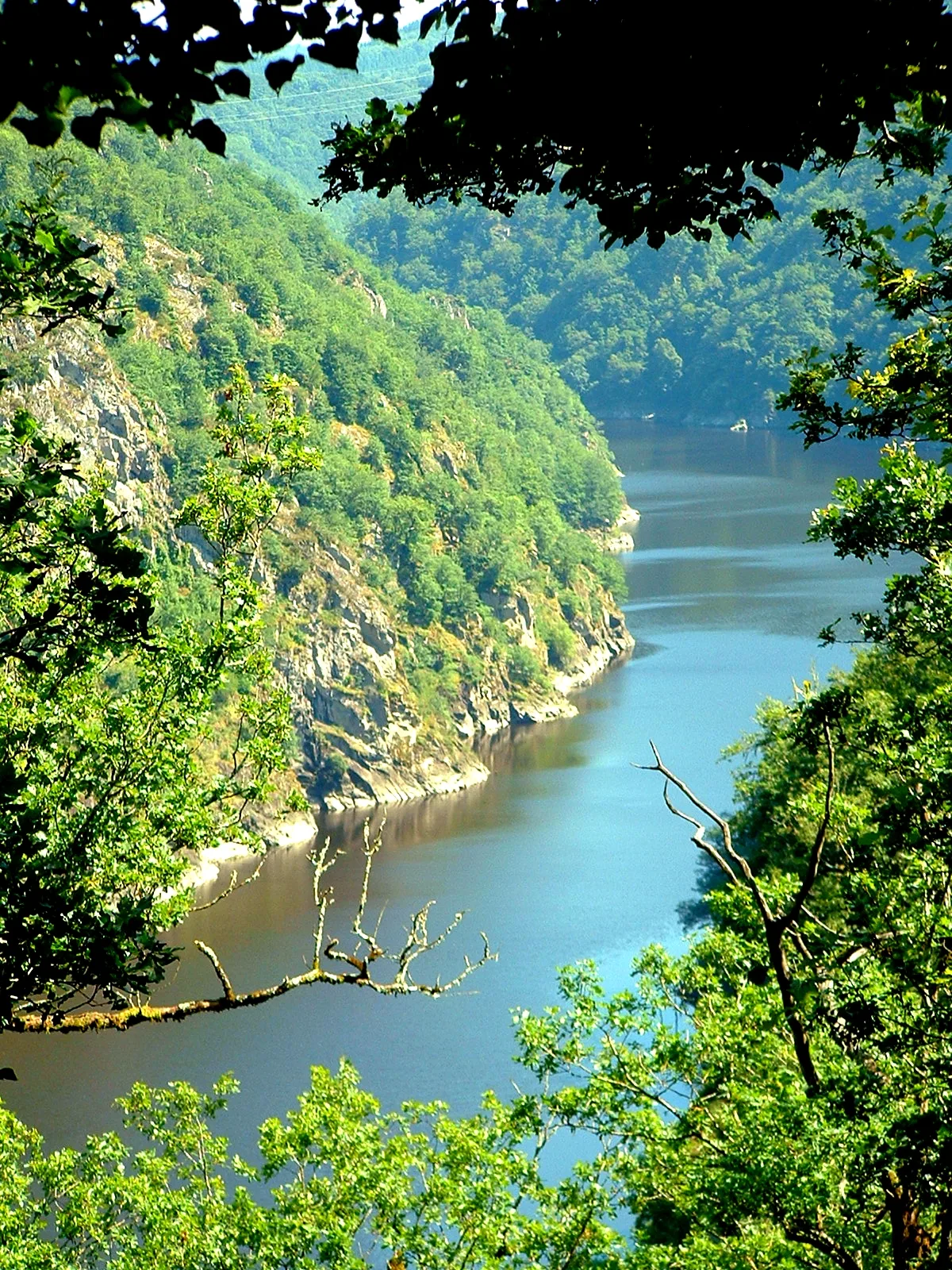 Barrage de Mareges à Liginiac — À 2,8 km du lac