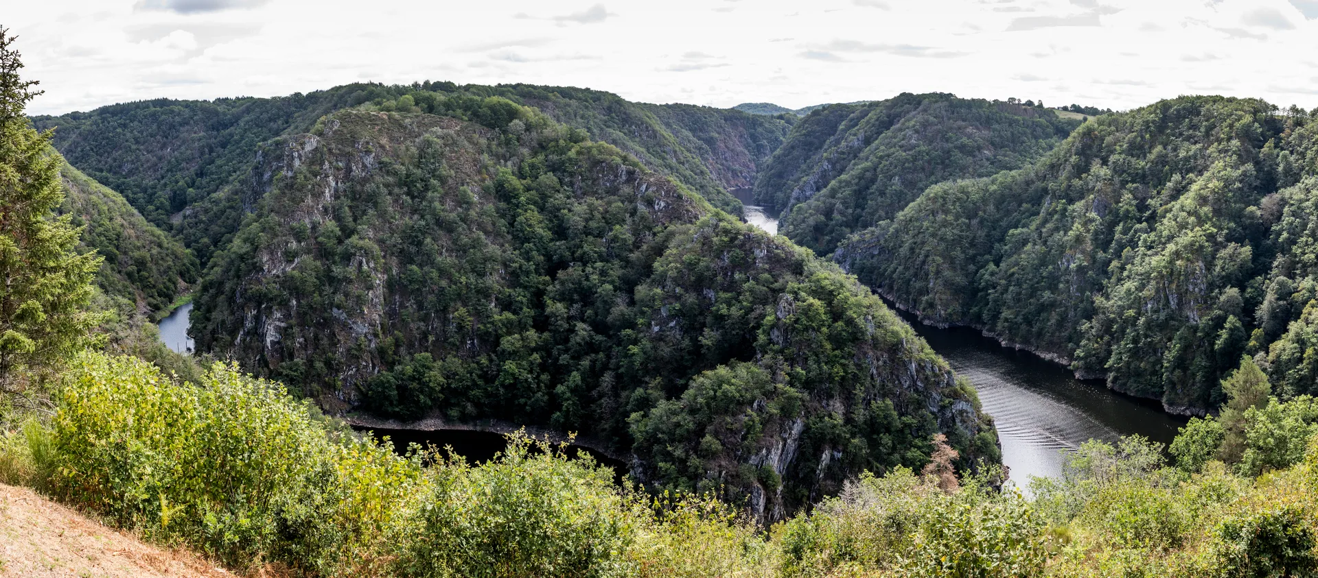 Barrage de Mareges à Liginiac — À 3,1 km du lac