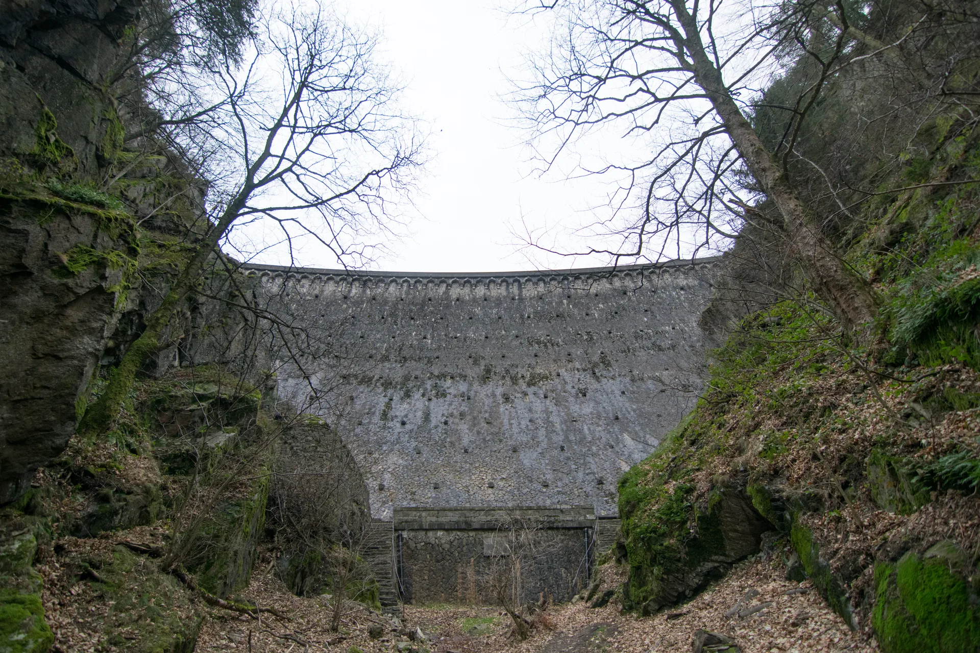 Barrage de Planfoy à Planfoy — À 1,8 km du lac