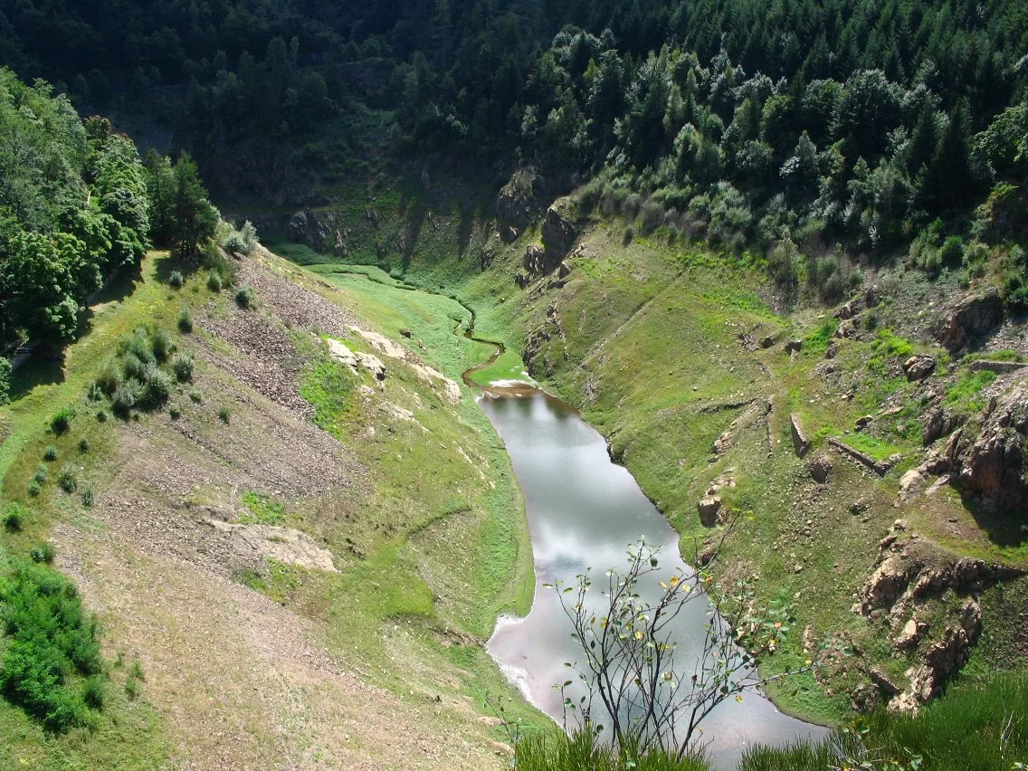 Barrage de Planfoy à Planfoy — À 1,8 km du lac